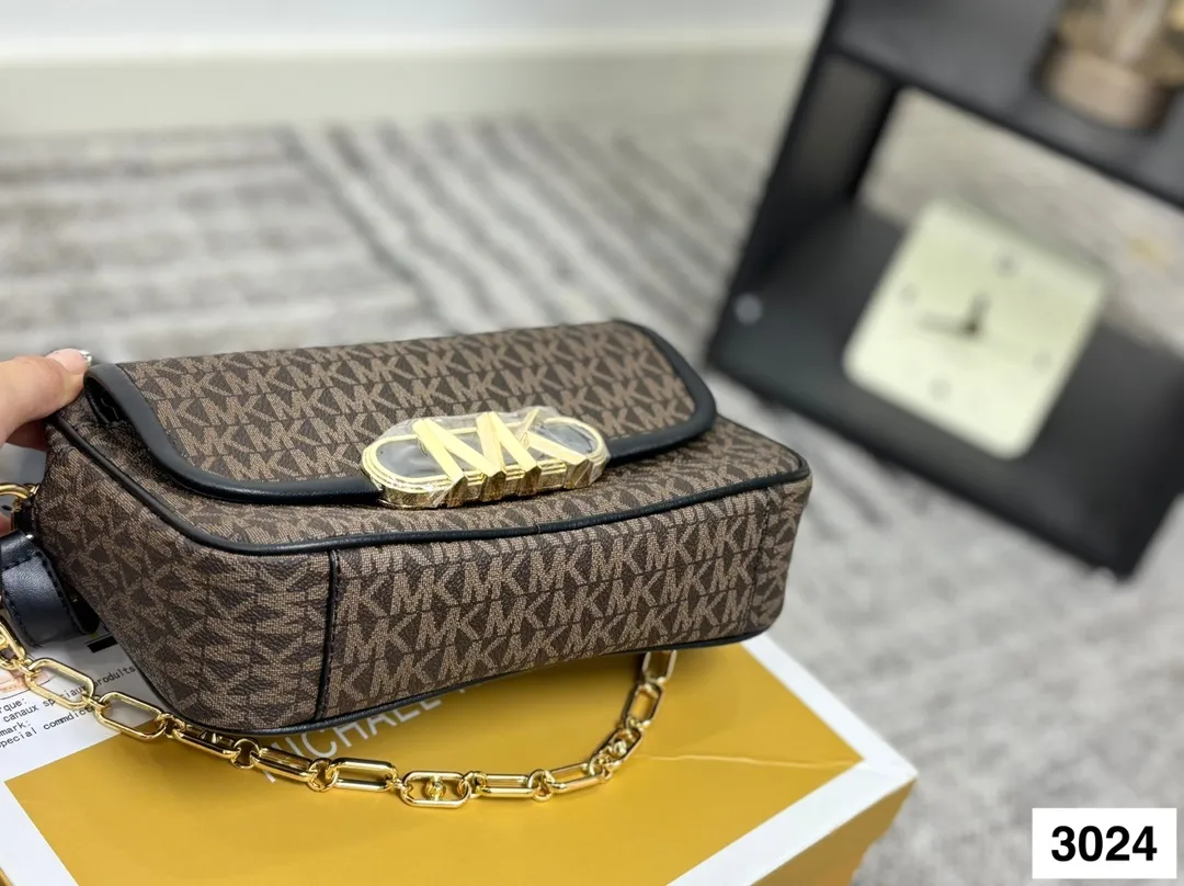 P145 配盒子 MK 新款相机包 专柜最新同歩 最新款 新鲜出炉啦‼️简直是美到人心啦 原版五金logo 首选进口皮料 质感超赞😍😍所谓人人必备一款 这个款式必须自留 真的是让人眼前一亮 喜欢的美妞抓紧啦 实物简直太美尺寸:24 16