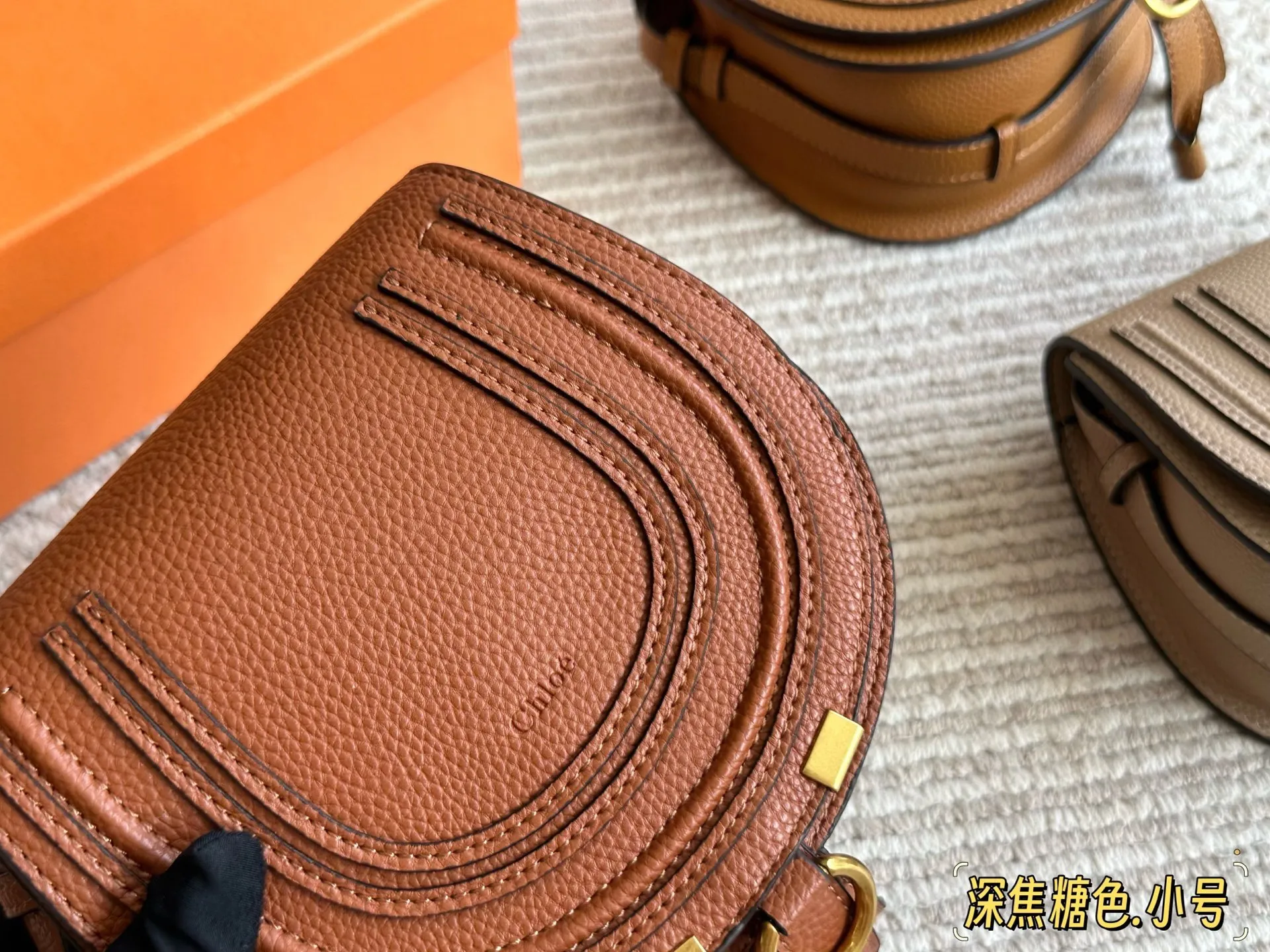 💰145 配盒 size:18*16cm Chloé 经典IT bag Marcie 经典马鞍廓形,全粒面柔软皮革! 实用且轻便,靓丽闪亮登场!