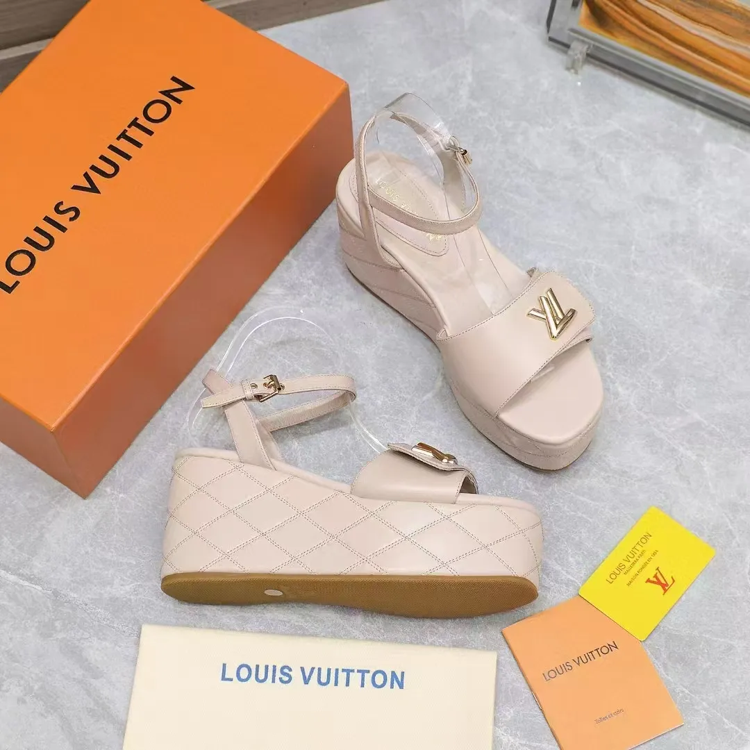 🔥🔥🔥顶级版本260💰💰 💯💯💯Lv最新恨天高 坡跟水台凉鞋 ⚡️2025夏季最新款Louis Vuitton/路易威登女款LV字母高跟凉鞋，此款V家凉鞋背面的Shake开放式臀部设计由进口小牛皮制成，大胆设计的色彩呈现，完美提升其现代线条，以其标志性的V行宽跟和带有品牌字母的精致细节而著称，灵感来自Twist包的标志性开舍，永恒的路易威登签名优雅 2025夏季女神们的夏季必备款， 原版复刻，脚感超舒适。尽显女王气质 鞋面：进口小牛软皮+LV字母装饰， 内里：进口羊皮 垫脚：进口羊皮垫脚， 大底：原版开模TPR大底 跟高：9CM 标准码：35-42(41 42码订做 不退不换) 配原版抽屉盒