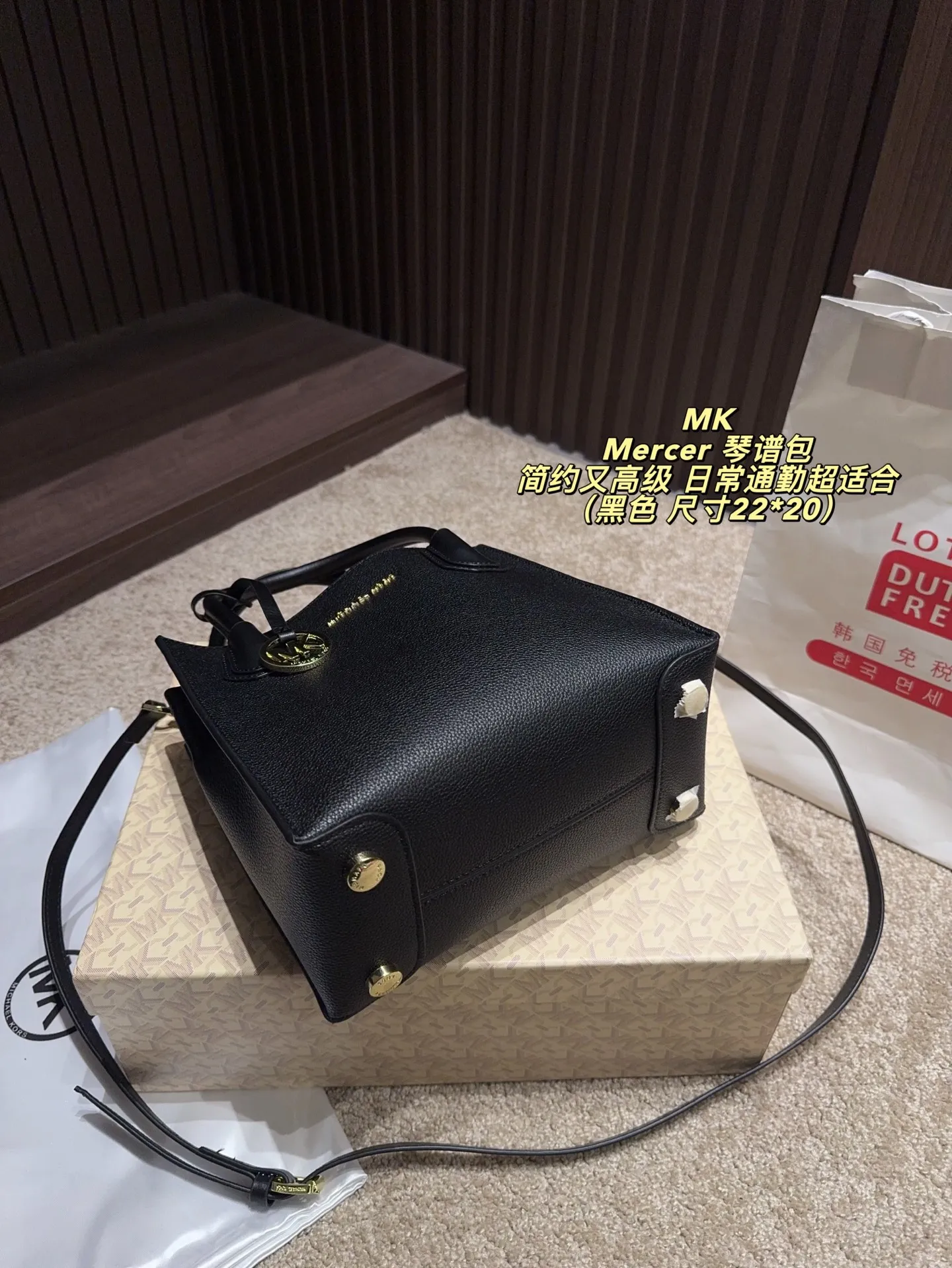 P150配盒⚠️尺寸22*20 MK Mercer 琴谱包 经典黑色荔枝纹牛皮，手感柔软耐磨，日常通勤超适合！金色MK圆标＋拉链设计，简约又高级。内部三层空问，手机、钱包、化妆品都能装下。手提、斜挎随心切换，百搭不挑衣服，四季都能背，是衣橱必备的经典款！