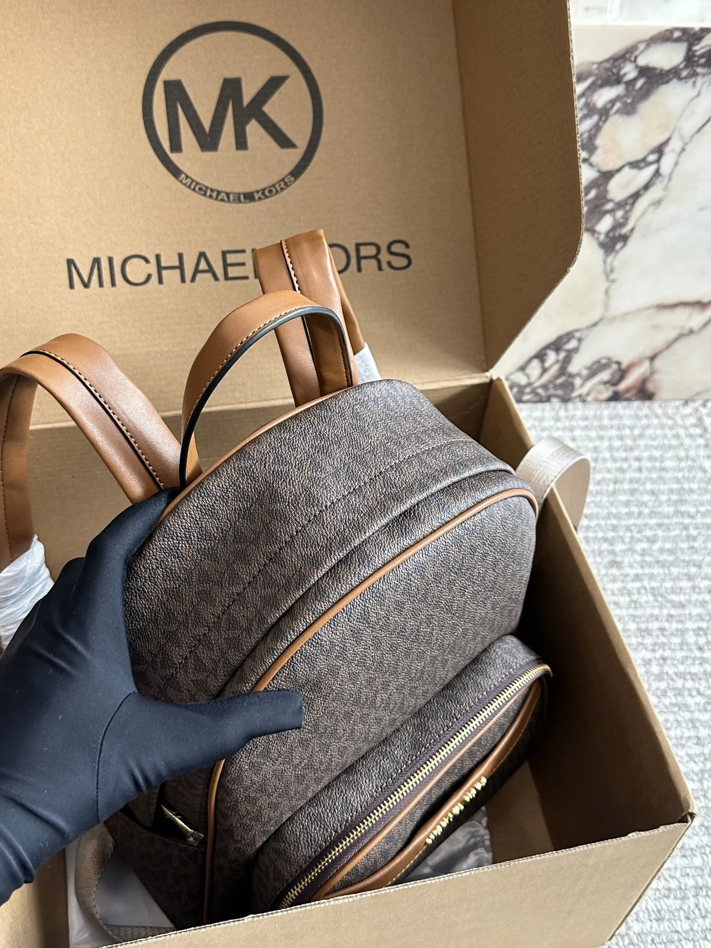 p190 配盒 MK复古双肩包JAYCEE系列中号 MK中号新款双肩包这个配色永远都是很受欢迎兴MichaelkorsMK新出的复古双肩包JAYCEE系列非常可尺寸约:24×10×30