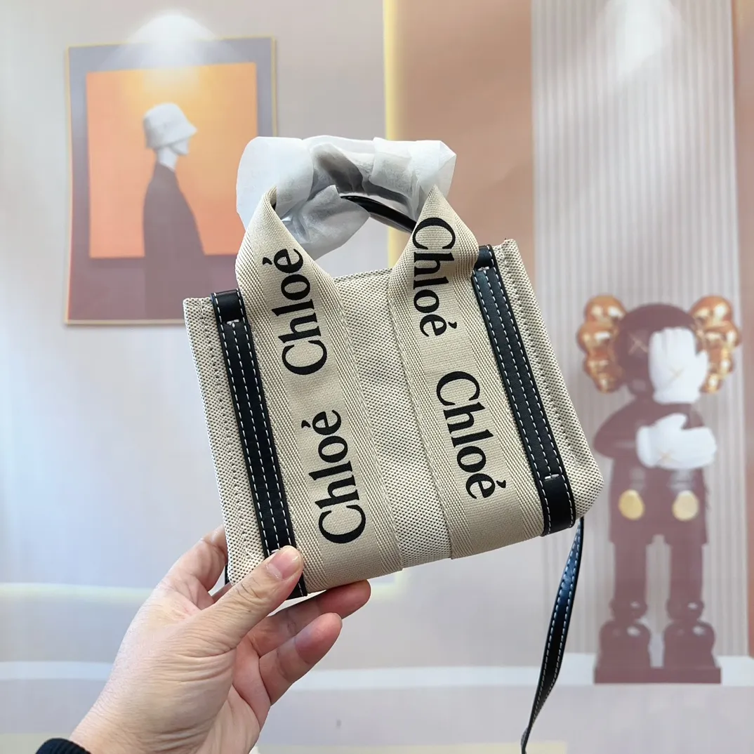 P100 Chloe 克洛伊woody 迷你 mini 美拉德配色 #草编包 mini 以更为精巧的外型轮廓抢占目光可爱的设计沿袭以往手袋的经典样貌与细节 mini唯一改变的就是更娇小玲珑 但最棒的是容量方面 一样无须妥协 手机车钥匙气垫等小物品都可放手提斜挎都OK 尺寸20.15cmch