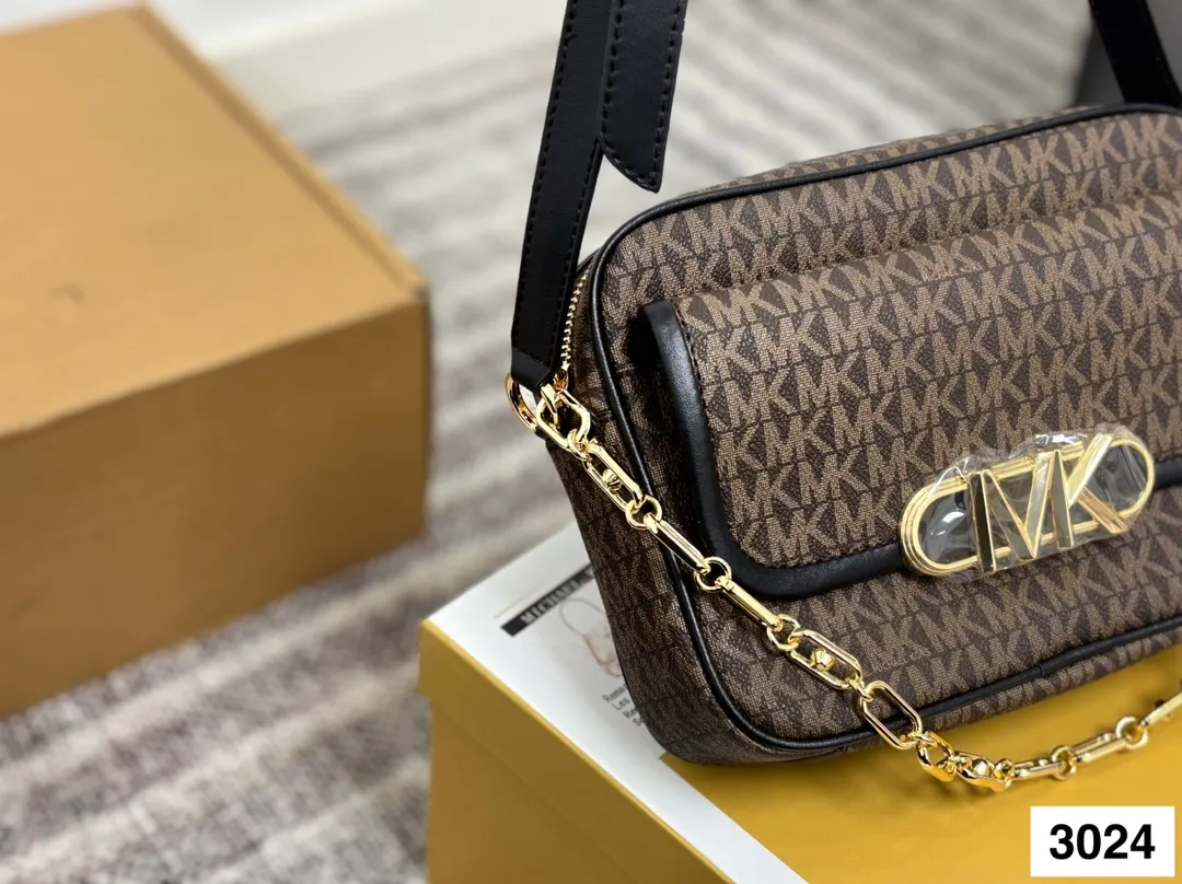 P145 配盒子 MK 新款相机包 专柜最新同歩 最新款 新鲜出炉啦‼️简直是美到人心啦 原版五金logo 首选进口皮料 质感超赞😍😍所谓人人必备一款 这个款式必须自留 真的是让人眼前一亮 喜欢的美妞抓紧啦 实物简直太美尺寸:24 16