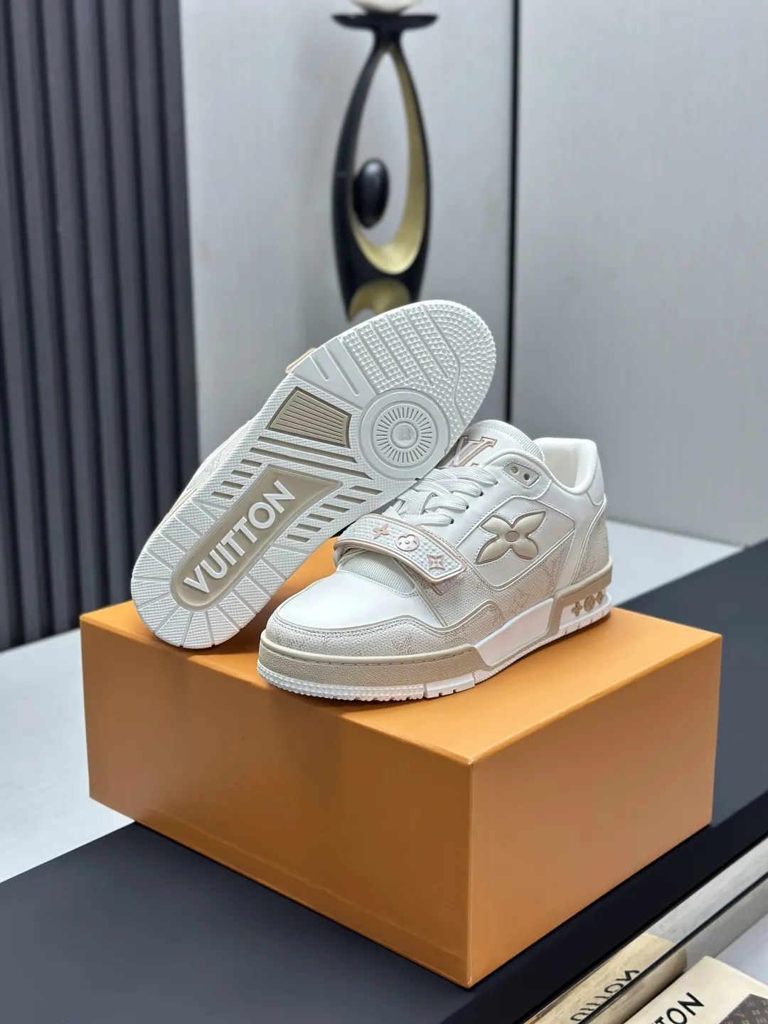 工厂直销¥300💰顶级版本 LV-路易威登-经典走秀新款 空胶工艺·原版1:1开发复刻!!上脚非常舒适 奢侈用料,做工精细,中底印有欧洲制造英文字母 鞋面由意大利进口小牛皮拼接,侧边饰有品牌LOGO标志及签名,最新乳胶垫脚➕网布内里,脚感超舒适。原厂特供原版双色TPU组合大底。套包工艺 固特异缝合锁边 面料:独家定制头层牛皮 配件:独家私模Vuitton 标识, 内里:定制丝滑网里-头层丝绸牛皮内里 大底:TPU组合大底耐磨防滑防黄 垫脚:新款乳胶垫-网纱吸汗 专柜工艺:全电脑针车拉线 鞋头 后套 冷热定型 全套拉帮套楦中低logo花纹 专柜包装 -鞋带 证书 卡片 说明书 合格证 防尘袋 全网最齐包装 女款35-40男款38-46(38/46订做不退换!