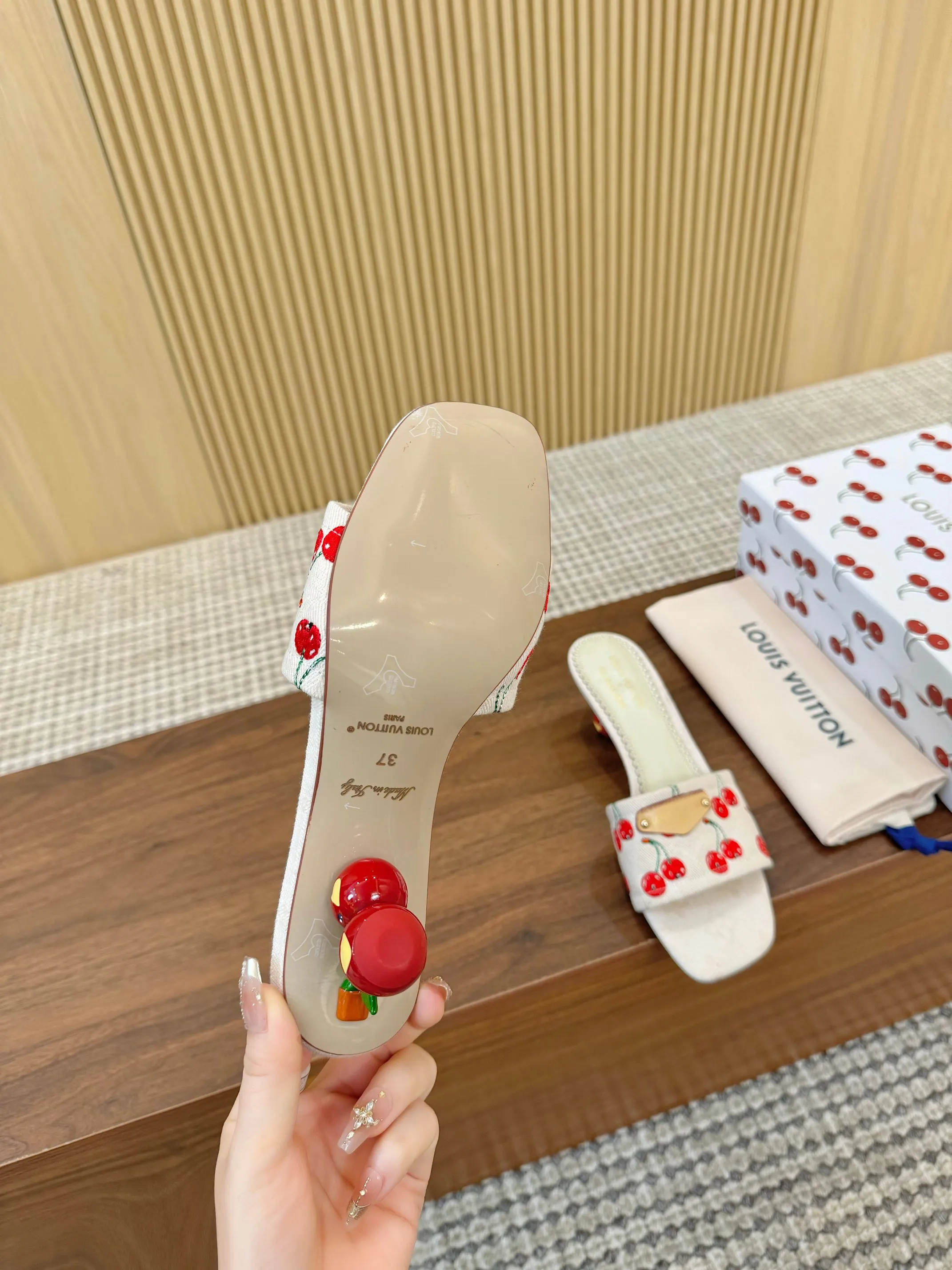 胶底p200 真皮底240🍒LV村上隆联名款🍒樱桃跟凉鞋拖鞋2025 早春新款 ‼️原版一致 硬货上新🆕高级感十足！国内外博主刷爆的一款，复古又时髦 上脚美炸了！官网小红书主推款 鞋面：定制原版材质+🍒刺绣 内里：进口羊皮里 大底：像胶底和真皮大底 鞋码: 35-43（35、43定制不退不换)