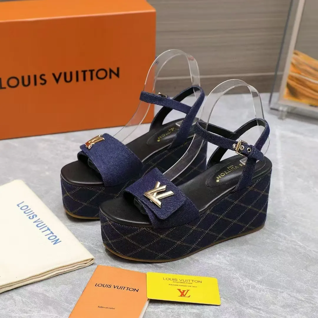 🔥🔥🔥顶级版本260💰💰 💯💯💯Lv最新恨天高 坡跟水台凉鞋 ⚡️2025夏季最新款Louis Vuitton/路易威登女款LV字母高跟凉鞋,此款V家凉鞋背面的Shake开放式臀部设计由进口小牛皮制成,大胆设计的色彩呈现,完美提升其现代线条,以其标志性的V行宽跟和带有品牌字母的精致细节而著称,灵感来自Twist包的标志性开舍,永恒的路易威登签名优雅 2025夏季女神们的夏季必备款, 原版复刻,脚感超舒适。尽显女王气质 鞋面:进口小牛软皮+LV字母装饰, 内里:进口羊皮 垫脚:进口羊皮垫脚, 大底:原版开模TPR大底 跟高:9CM 标准码:35-42(41 42码订做 不退不换) 配原版抽屉盒