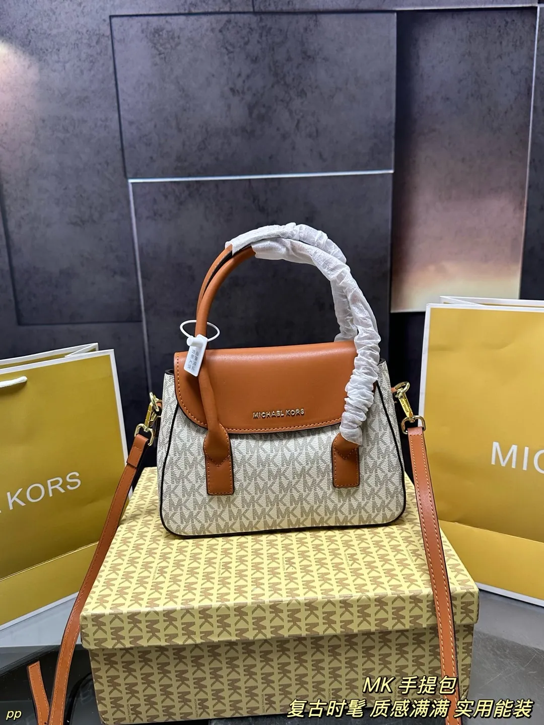 P135 配盒 MK 新款手提包 全新设计的可调节式肩带，大大的增加了使用的便利性！尺寸可容纳随身物品！容量不容小觑，很能装！ 尺寸：23*17CM