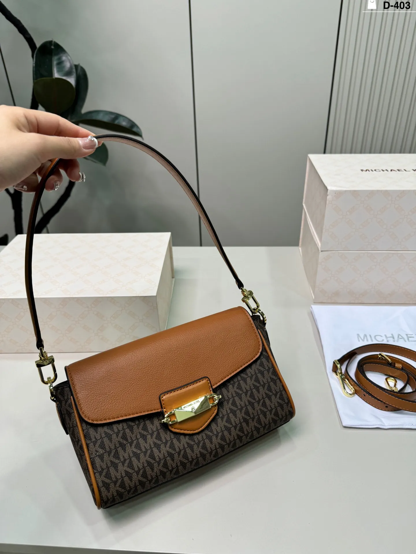 💰p135 D-403尺寸23×13折叠盒 MK 腋下包 MK新品单肩法棍包,硬挺时髦。 集潮流与实用为一体。