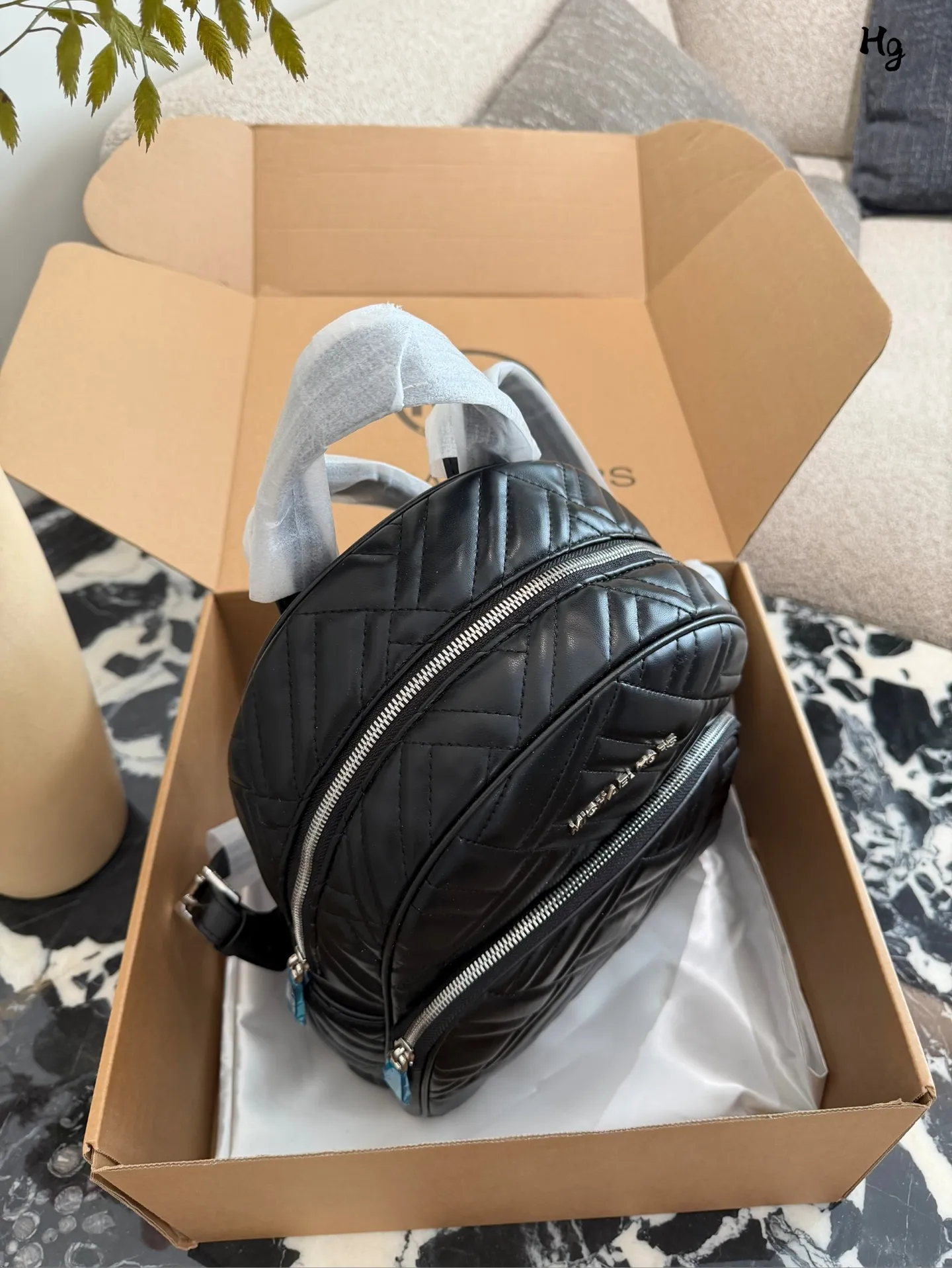 p190 mk 永不过时款，店里已经没有啦，少量囤货！😍✈️✈️这个太厉害啦🔥天啊最火的黑金色🙋爆款抓紧抢👏～#michaelkors 经典款abbey#羊皮双肩包 巨折‼️🖤✌️皮质柔软细腻，特别轻特别好用，真是自带高级感 🉑️ 尺寸：32*27*12cm🔥🔥