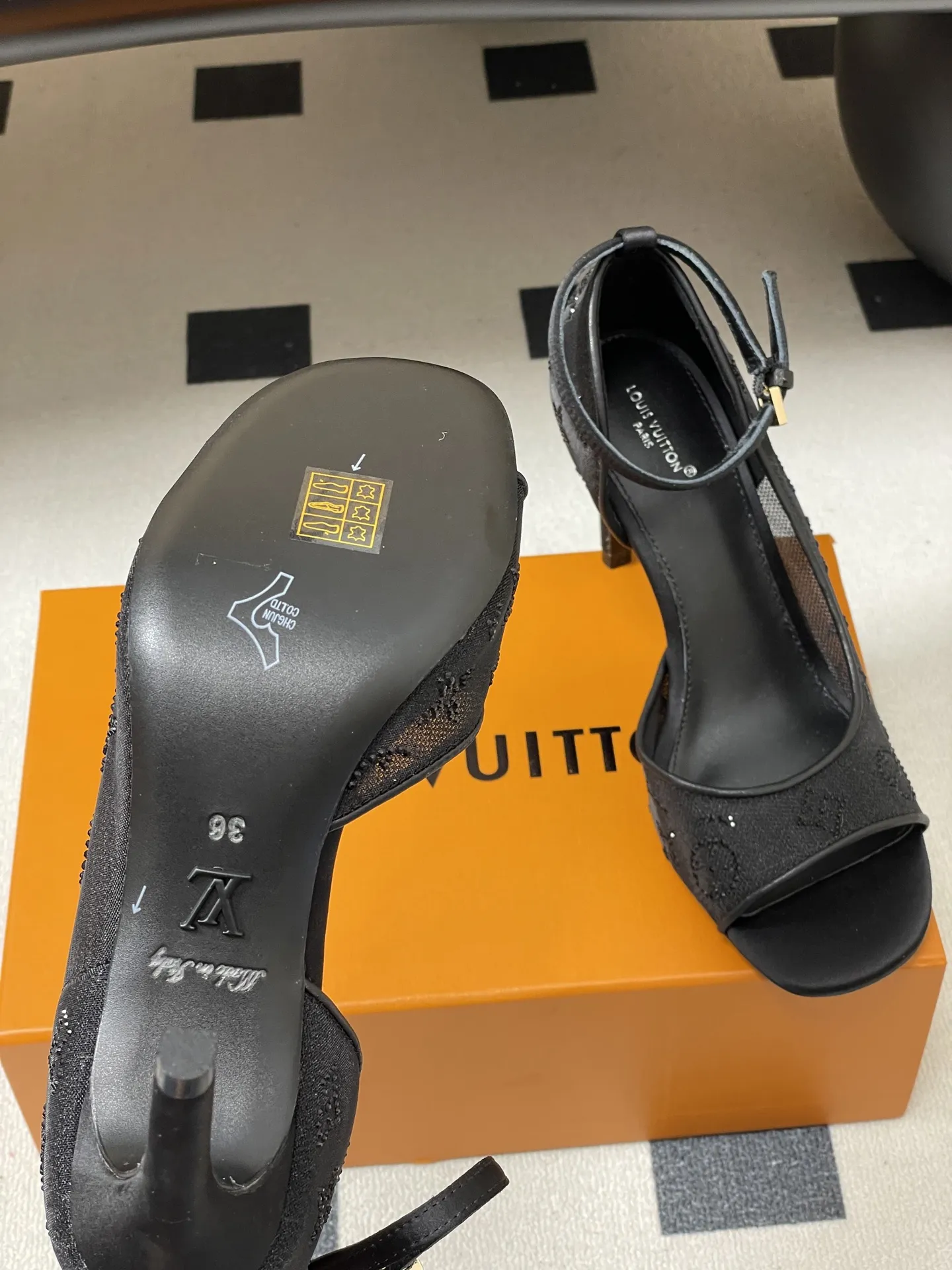 p280- 26ss春夏新款 LOUIS VUITTON 路易威登 LV GALA 高跟鞋网纱钻面仙女鞋网面烫钻高跟单鞋露趾鱼嘴侧空后绑带高跟凉鞋Bing...Bling...✨网纱水晶钻• 本款 Gala 高跟鞋为网格鞋身刺绣璀璨莱茵石Monogram 图案,成就适宜夜间出行的雅致之选。鞋面流畅线条与纤细高跟相得益彰。细腻 皮革外底装点金属LV 字母装饰。 鞋面采用了透气的网纱材质,这种材质不仅能让脚部在穿着时保持相对透气舒适,同时也让鞋面上的水钻装饰更加醒目亮眼;内里羊皮,贴合脚部肌肤,提升穿着的舒适体验! 尖头的设计能够拉长脚部线条,让脚部看起来更加纤细优雅,平底的设定则保证了穿着时的舒适度与行走的便利性,适合日常长时间穿着或者搭配较为正式、休闲的服装造型。 鞋面:定制网面镶烫澳洲水钻 内里垫脚:羊皮 鞋底:意大利A级真皮大底 跟高:8.5cm 码数:35-39(40.41定做不退换)