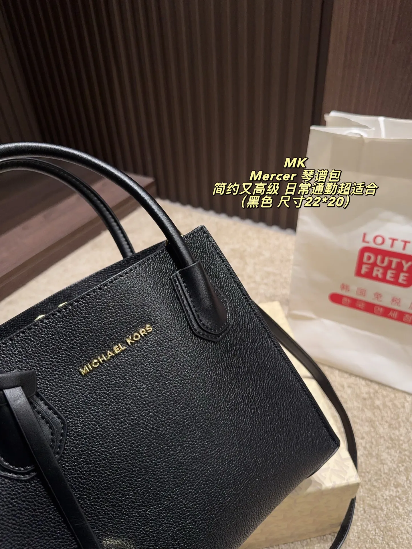 P150配盒⚠️尺寸22*20 MK Mercer 琴谱包 经典黑色荔枝纹牛皮，手感柔软耐磨，日常通勤超适合！金色MK圆标＋拉链设计，简约又高级。内部三层空问，手机、钱包、化妆品都能装下。手提、斜挎随心切换，百搭不挑衣服，四季都能背，是衣橱必备的经典款！