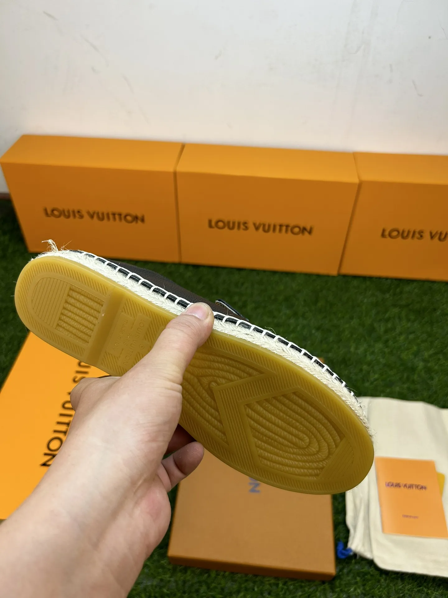 p220💰新品 LV/路易威登23ss春夏新款 、男女同款情侣渔夫鞋 、牛仔布字母渔夫鞋系列， 爆款单鞋，上脚很美。 购入正品原版build。 ⚡️正品级⚡️顶级货版本！ 正品编号：050M 【材质】 1️⃣鞋面采用进口顶级牛仔布鞋面、十分舒适！ 2️⃣水染羊皮内里和垫脚、闪耀夺目、脚感好到爆！ 3⃣️原厂透明橡胶大底。 4️⃣颜色：白色、深蓝。 5️⃣男款：38-45码。 6️⃣女款：34-42码。