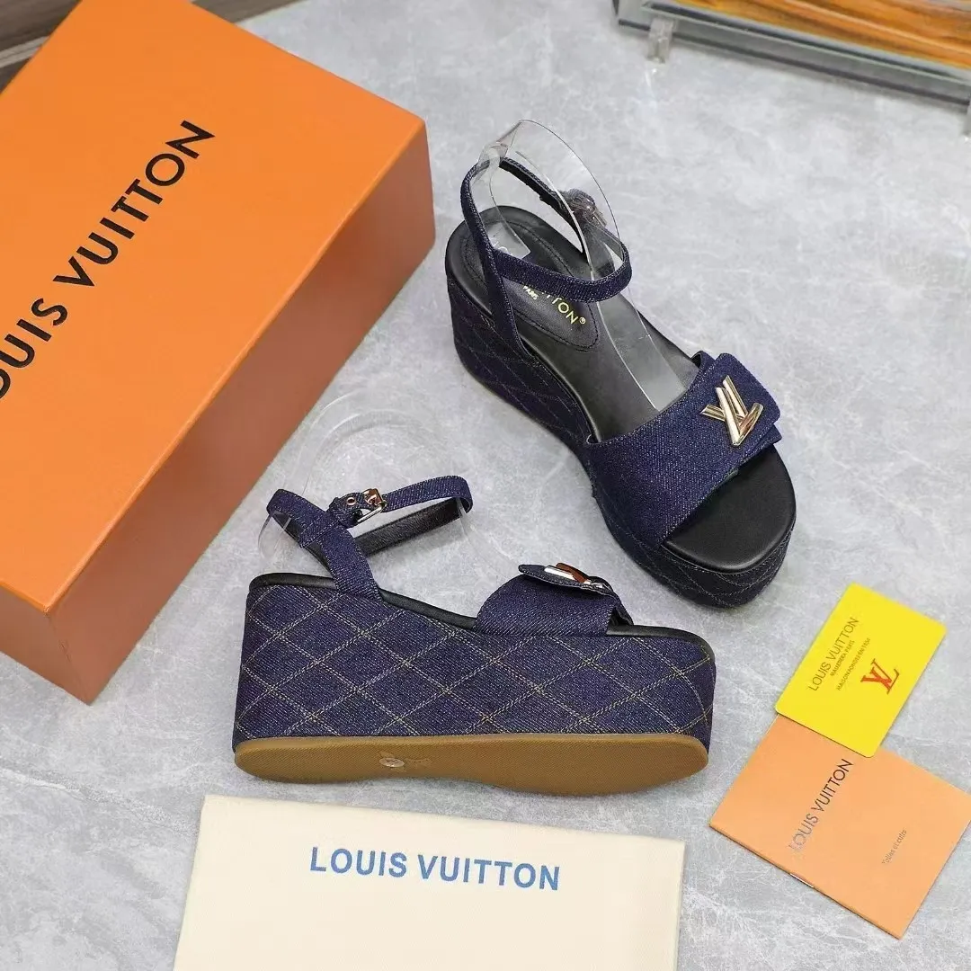 🔥🔥🔥顶级版本260💰💰 💯💯💯Lv最新恨天高 坡跟水台凉鞋 ⚡️2025夏季最新款Louis Vuitton/路易威登女款LV字母高跟凉鞋,此款V家凉鞋背面的Shake开放式臀部设计由进口小牛皮制成,大胆设计的色彩呈现,完美提升其现代线条,以其标志性的V行宽跟和带有品牌字母的精致细节而著称,灵感来自Twist包的标志性开舍,永恒的路易威登签名优雅 2025夏季女神们的夏季必备款, 原版复刻,脚感超舒适。尽显女王气质 鞋面:进口小牛软皮+LV字母装饰, 内里:进口羊皮 垫脚:进口羊皮垫脚, 大底:原版开模TPR大底 跟高:9CM 标准码:35-42(41 42码订做 不退不换) 配原版抽屉盒
