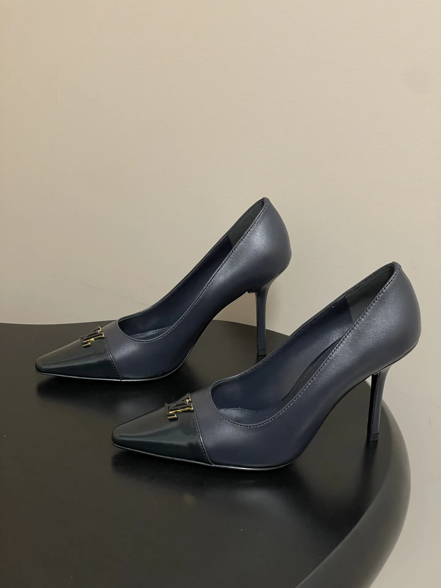 p290- 26ss春夏新款 LOUIS VUITTON 路易威登 LV 拼色高跟鞋系列经典字母V扣细跟浅口单鞋/平底芭蕾舞鞋 LV尖头单鞋，漆皮材质+经典Logo，简约优雅又超有辨识度！尖头设计拉长腿部线条，裸色百搭，通勤、职场、约会都能轻松驾驭。平底结构，舒适好走，长时间站立也不累。无论配西装裤还是连衣裙，都能轻松切换干练or温柔风格，是职场女生和时尚达人的必备单品！ 鞋面：定制小牛皮 内里垫脚：羊皮 鞋底：意大利真皮大底（原版开模注塑前掌） 跟高：9.5cm/6cm/平底 码数：35-39（40.41定做不退换）