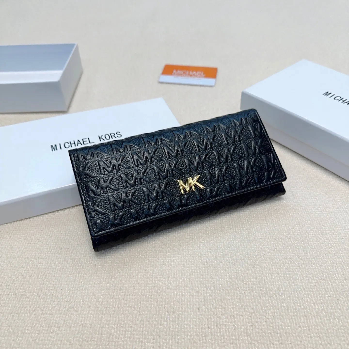 P95🎀🎀颜色 黑 粉 红🎀尺寸 19x10🎀MK✨优质牛皮🐂手感一流👏时尚设计💋潮版百搭，简约大方，经典永不过时💍长款钱包