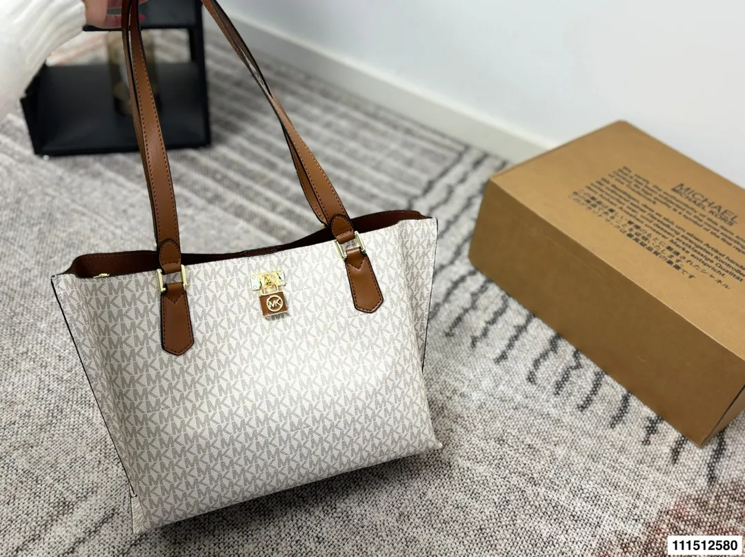 P170配盒⚠️尺寸34.25 MK 托特包 Mk应该算是轻奢品牌中质量最好的了，十分耐操，而且他家包包的设计一点也不会比大牌差，重点是还是咱家幂幂代言的哦。性价比极高，材质，设计都极好。低调的标志加上大气的外形设计，非常适合职场女性，低调又独立。