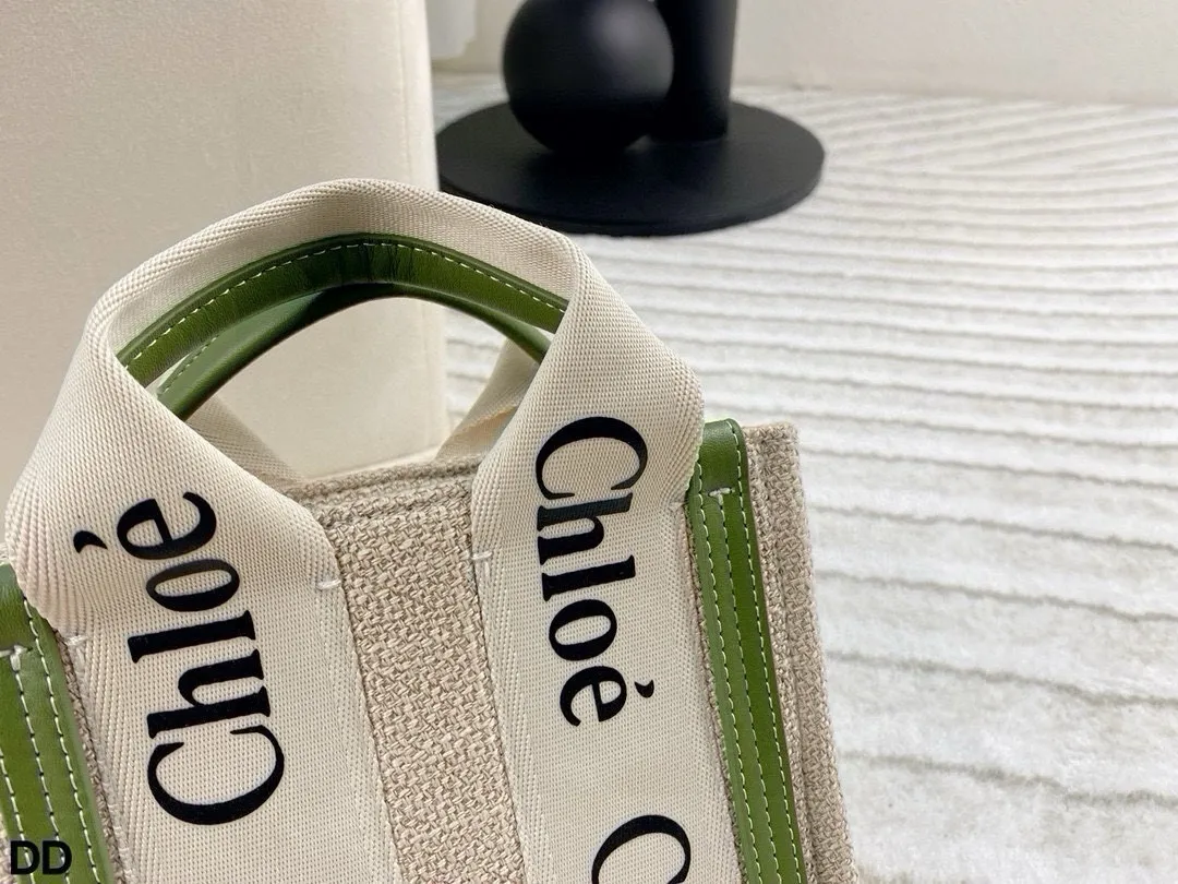 p100 无盒🎁 Chloe Woody tote mini 太有范儿了小巧可爱 配色高级 自重轻 手提斜挎完全无压力 mini的同时还可以放下手机哦 这贴心的设计太爱了！尺寸：19.5*15