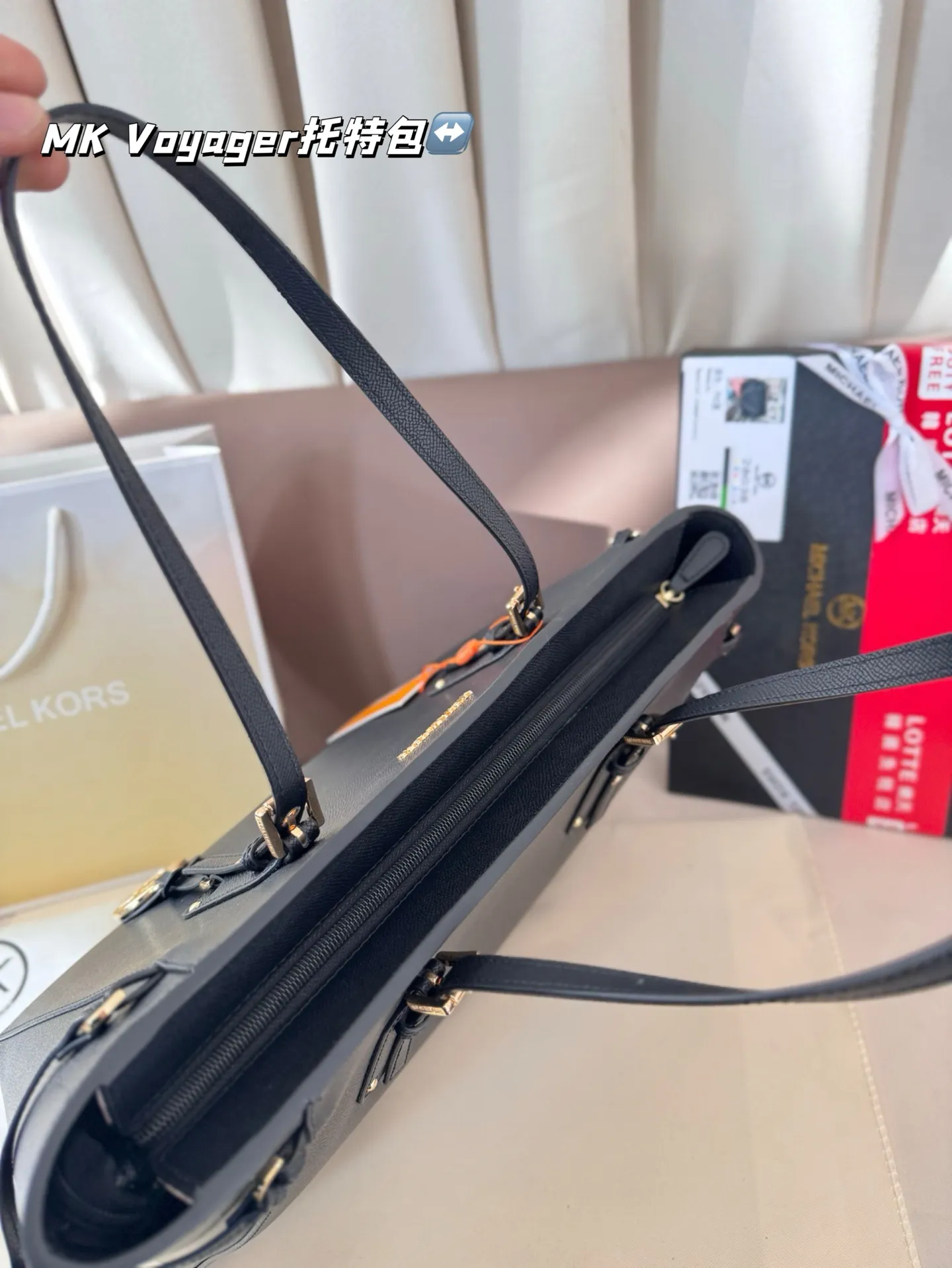 P165 配盒子 MK Voyager托特包 特别适合宝妈，或者日常通勤，巨能装。可以放下平板，平板电脑，短途旅行可以直接放几套衣服啥的，比较实用。尺寸：32*5*25