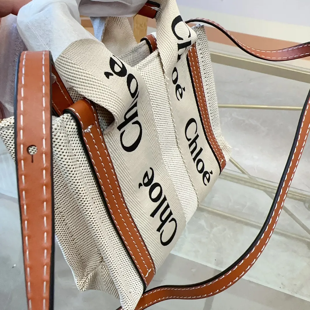 P100 Chloe 克洛伊woody 迷你 mini 美拉德配色 #草编包 mini 以更为精巧的外型轮廓抢占目光可爱的设计沿袭以往手袋的经典样貌与细节 mini唯一改变的就是更娇小玲珑 但最棒的是容量方面 一样无须妥协 手机车钥匙气垫等小物品都可放手提斜挎都OK 尺寸20.15cmch