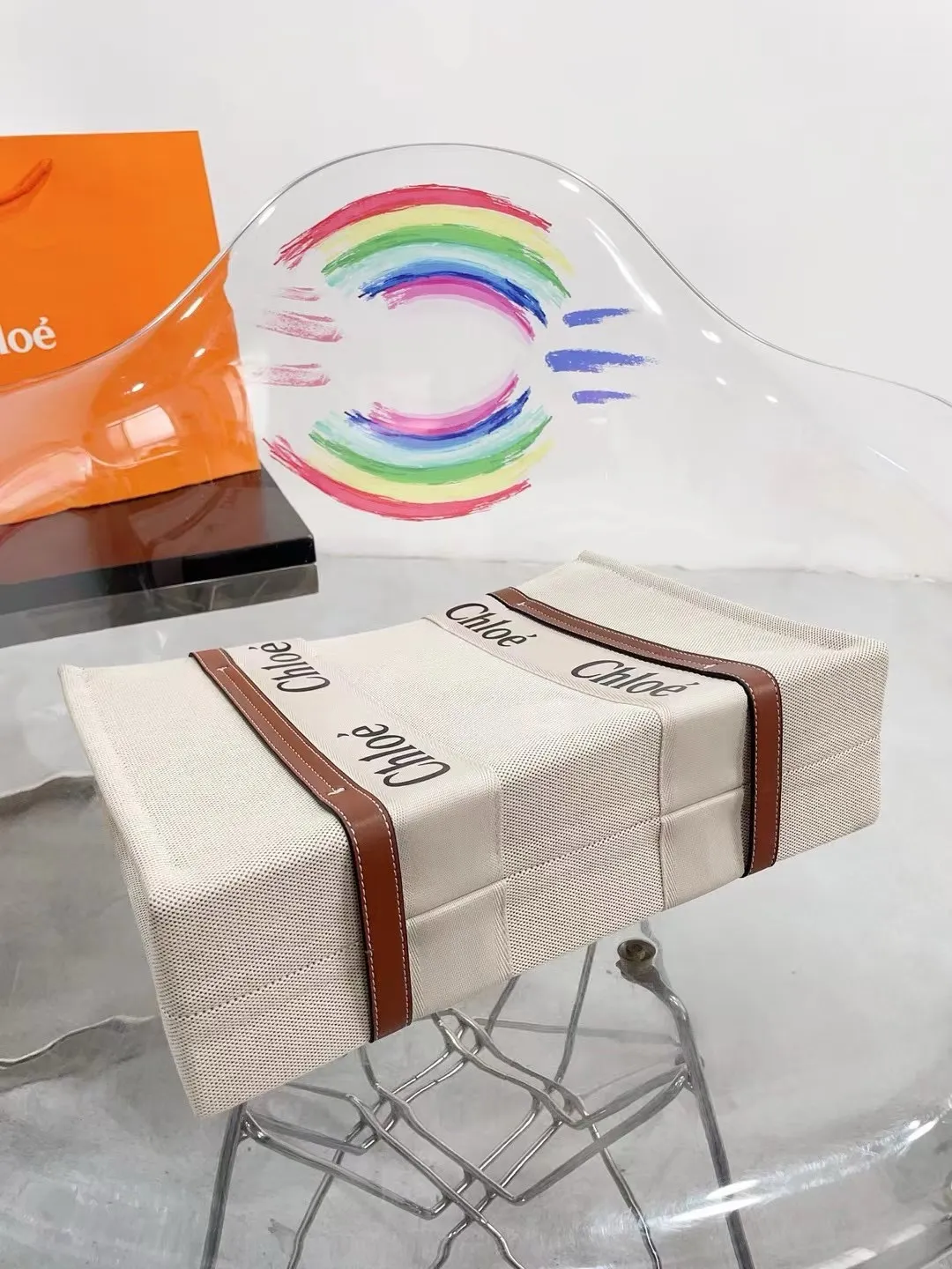 📷💰110 💰105 💰100 Chloe 克洛伊购物袋🛍️Chloe堪称潮包制作机,就在2021年伊始,有一款默默卖翻的手提袋 Woody Tote Bag,在社群掀起极高讨论度,主要原因除了款式美之外,更应容量能装,超高CP值等等优点 尺寸，45cm，37cm，27cm