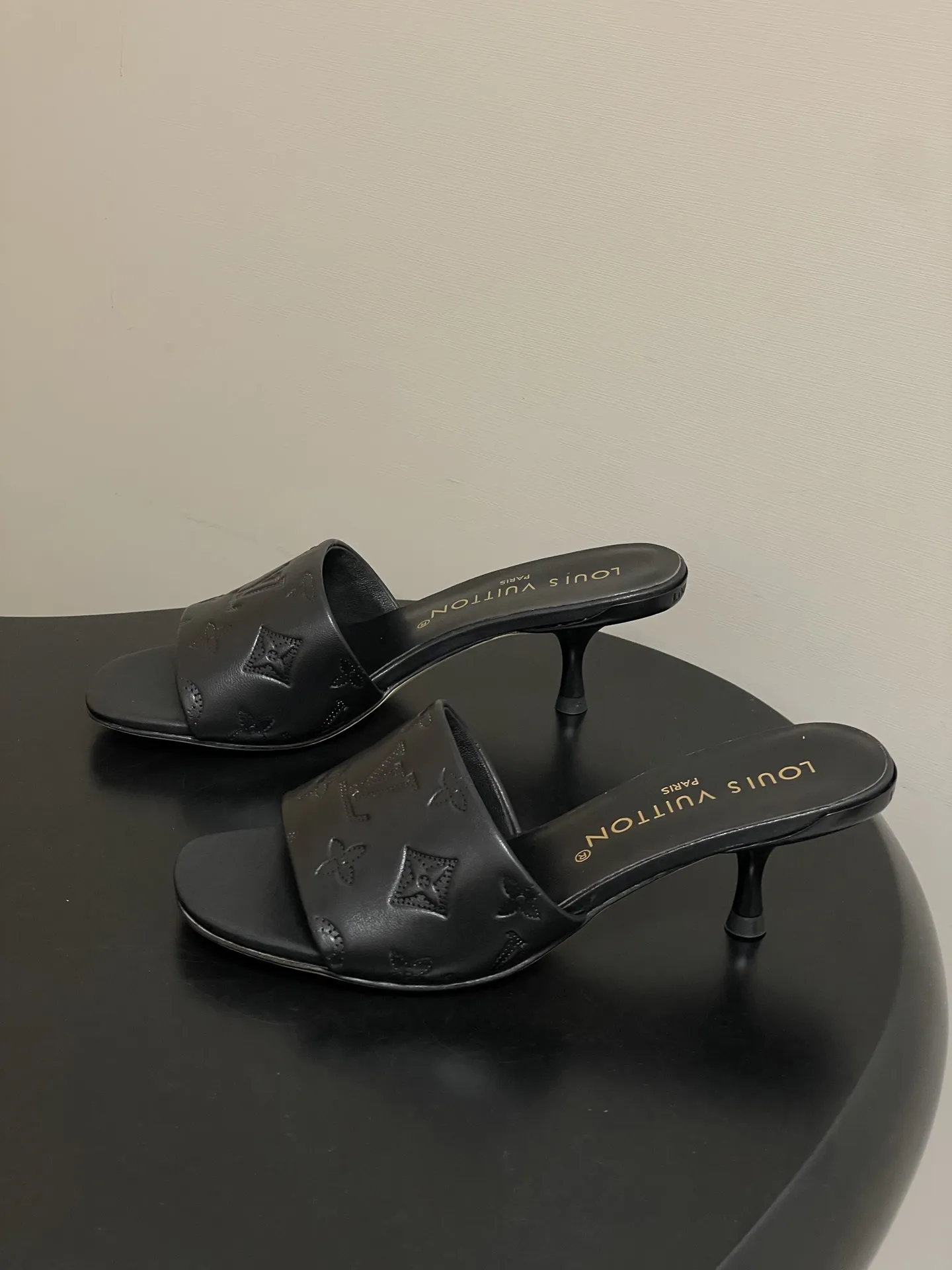 p260- 26Ss春夏新款Louis vuiteeon 路易威登LV 6AM凉拖鞋小猫跟拖鞋字母压印一字带平底拖鞋 本款6AM凉拖取材粒面牛皮革,以饰压印筑LV字母和Monogram花卉,令宽幅鞋面闪烁金属莹泽。妩媚小猫跟和柔软皮革外底完善整体。 鞋面:牛皮 内里垫脚:羊皮 鞋底:意大利真皮大底 跟高:平底/5.5cm 码数:35-39(40.41.42定做不退换)