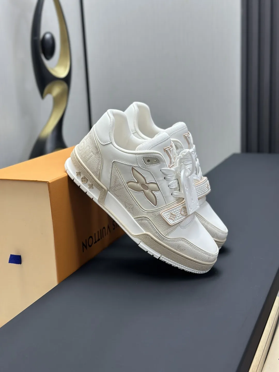 工厂直销&yen;300💰顶级版本 LV-路易威登-经典走秀新款 空胶工艺&middot;原版1：1开发复刻！！上脚非常舒适 奢侈用料，做工精细，中底印有欧洲制造英文字母 鞋面由意大利进口小牛皮拼接，侧边饰有品牌LOGO标志及签名，最新乳胶垫脚➕网布内里，脚感超舒适。原厂特供原版双色TPU组合大底。套包工艺 固特异缝合锁边 面料:独家定制头层牛皮 配件:独家私模Vuitton 标识， 内里:定制丝滑网里-头层丝绸牛皮内里 大底:TPU组合大底耐磨防滑防黄 垫脚:新款乳胶垫-网纱吸汗 专柜工艺:全电脑针车拉线 鞋头 后套 冷热定型 全套拉帮套楦中低logo花纹 专柜包装 -鞋带 证书 卡片 说明书 合格证 防尘袋 全网最齐包装 女款35-40男款38-46（38/46订做不退换！