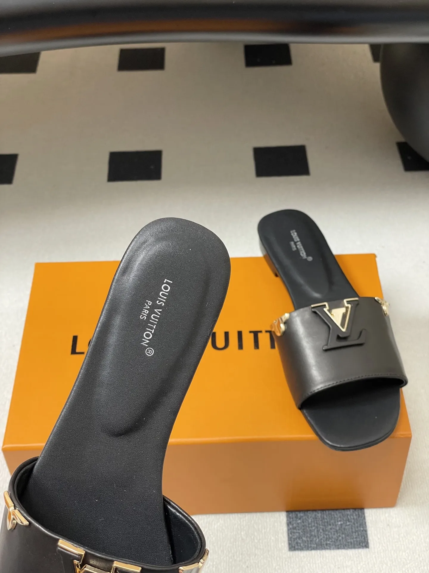 p260- 经典款Louis vuitteon路易威登 Lv Isola凉拖鞋系列经典字母logo大扣一字带粗跟拖鞋五金扣平底凉拖鞋 LV Isola穆勒凉拖,选用优质小牛皮,搭配金属LV Logo,简约又超有辨识度!木质粗跟设计,舒适又时髦,日常通勤、休闲都能轻松驾驭。开放式鞋面,夏天穿超透气,白色百搭,裙装裤装随心搭配,轻松get高级感穿搭风格! 这款拖鞋展示的是一种轻松而优雅的风格,由柔软的小牛皮制成。这款型号以其宽大的鞋面而闻名,上面点缀着部分皮革覆盖的品牌配件,加以精致而耐用的皮革大底完成了这一设计! 鞋面:定制小牛皮 内里垫脚:羊皮 跟高:平底/4.5cm 鞋底:意大利真皮大底 码数:35-39(40.41.42定做不退换)