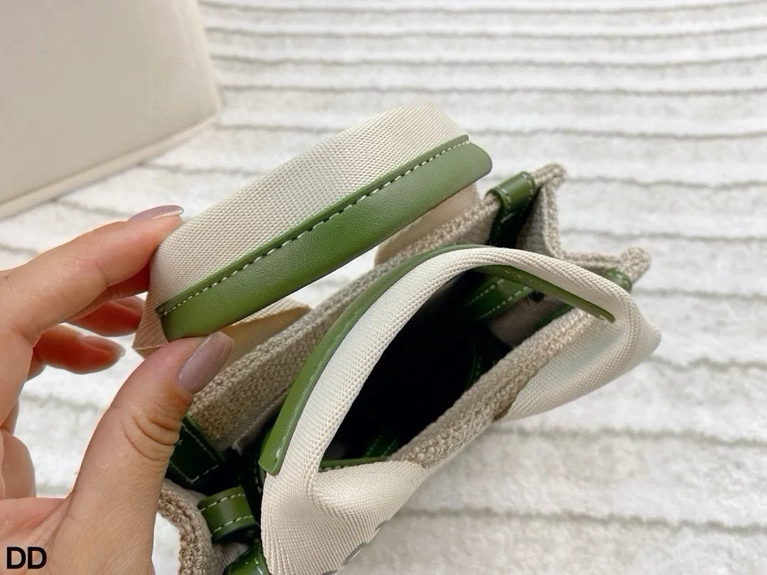 p100 无盒🎁 Chloe Woody tote mini 太有范儿了小巧可爱 配色高级 自重轻 手提斜挎完全无压力 mini的同时还可以放下手机哦 这贴心的设计太爱了!尺寸:19.5*15