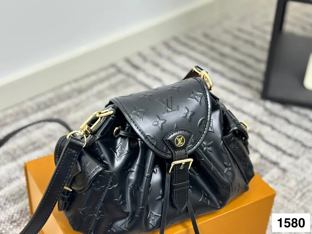 P175 size：23&times;17 LV路易威登新款odyssee 链条单肩包💕 创新细节➕摩登与复古的完美碰撞 隐藏式锁扣➕可调节肩带 兼具颜值与功能性 容量非常不错，适合各种场合 实用包型，日常搭配瞬间提升气质‼️