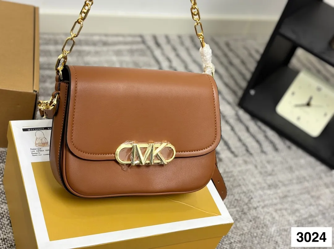 P145 配盒子 MK❤️款 早秋新款 真哒是人手必备 品牌力荐 大容量 很能装 推荐给大家 内里带logo 兼具定型包优雅和轻松慵懒休闲范 充满时尚感 有型前卫轻松出位 M家的款式越来越符合年轻人的审美 使用率越来越高👏👏👏尺寸:24.17