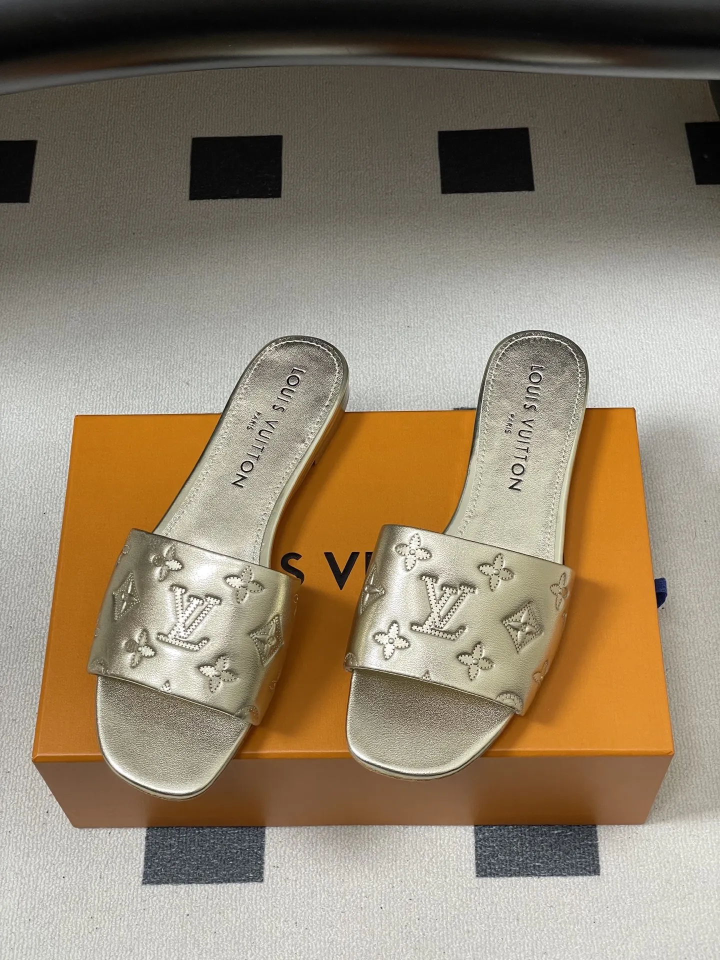 p260- 26Ss春夏新款Louis vuiteeon 路易威登LV 6AM凉拖鞋小猫跟拖鞋字母压印一字带平底拖鞋 本款6AM凉拖取材粒面牛皮革，以饰压印筑LV字母和Monogram花卉，令宽幅鞋面闪烁金属莹泽。妩媚小猫跟和柔软皮革外底完善整体。 鞋面：牛皮 内里垫脚：羊皮 鞋底：意大利真皮大底 跟高：平底/5.5cm 码数：35-39（40.41.42定做不退换）