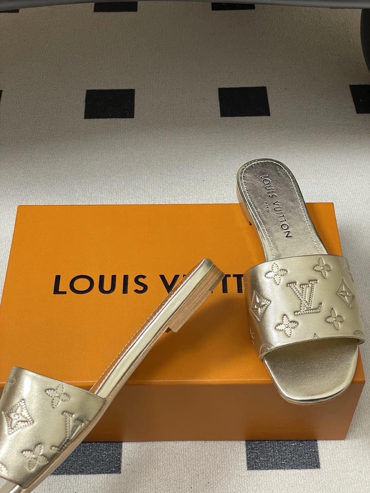 p260- 26Ss春夏新款Louis vuiteeon 路易威登LV 6AM凉拖鞋小猫跟拖鞋字母压印一字带平底拖鞋 本款6AM凉拖取材粒面牛皮革,以饰压印筑LV字母和Monogram花卉,令宽幅鞋面闪烁金属莹泽。妩媚小猫跟和柔软皮革外底完善整体。 鞋面:牛皮 内里垫脚:羊皮 鞋底:意大利真皮大底 跟高:平底/5.5cm 码数:35-39(40.41.42定做不退换)