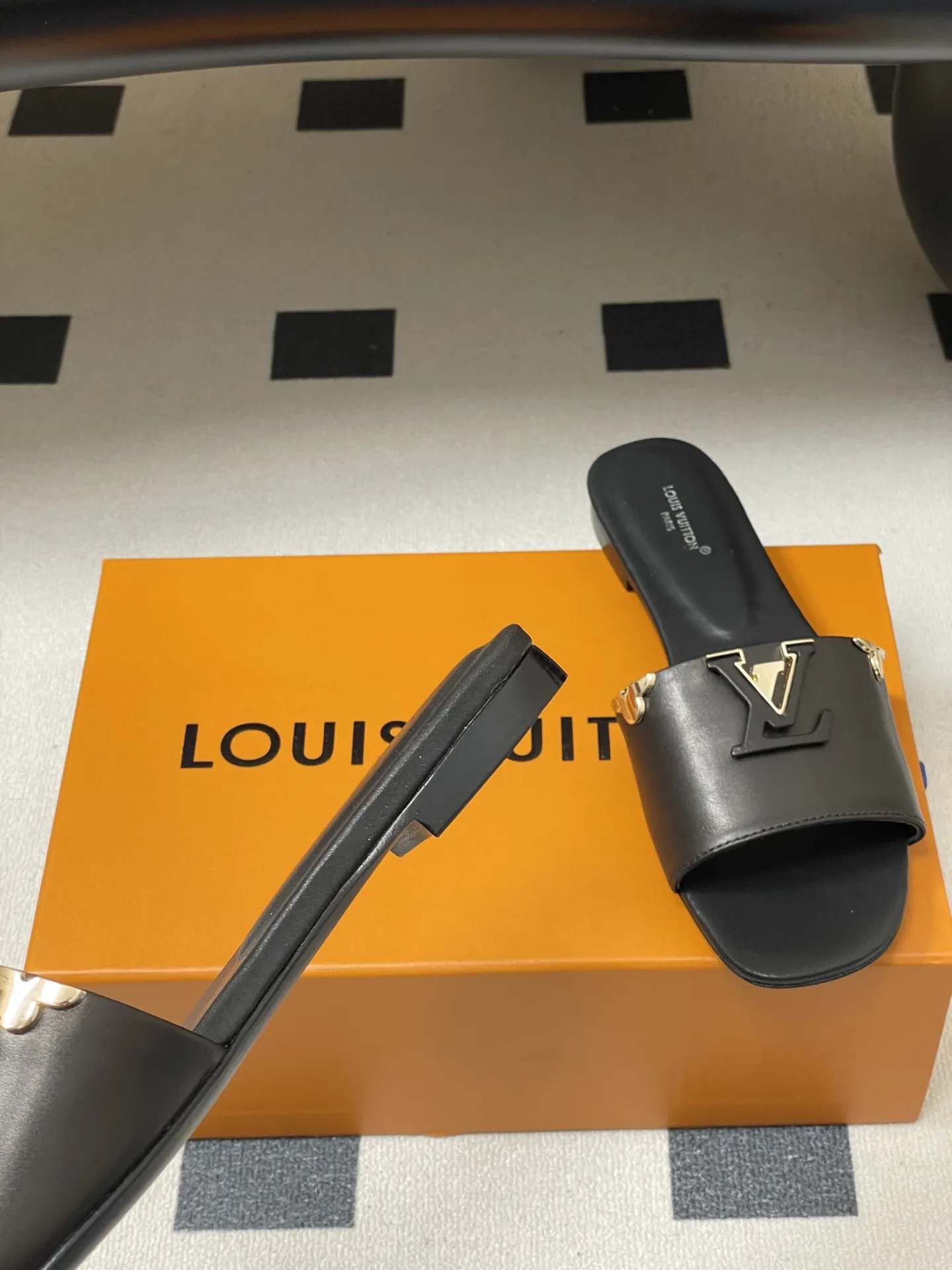 p260- 经典款Louis vuitteon路易威登 Lv Isola凉拖鞋系列经典字母logo大扣一字带粗跟拖鞋五金扣平底凉拖鞋 LV Isola穆勒凉拖,选用优质小牛皮,搭配金属LV Logo,简约又超有辨识度!木质粗跟设计,舒适又时髦,日常通勤、休闲都能轻松驾驭。开放式鞋面,夏天穿超透气,白色百搭,裙装裤装随心搭配,轻松get高级感穿搭风格! 这款拖鞋展示的是一种轻松而优雅的风格,由柔软的小牛皮制成。这款型号以其宽大的鞋面而闻名,上面点缀着部分皮革覆盖的品牌配件,加以精致而耐用的皮革大底完成了这一设计! 鞋面:定制小牛皮 内里垫脚:羊皮 跟高:平底/4.5cm 鞋底:意大利真皮大底 码数:35-39(40.41.42定做不退换)
