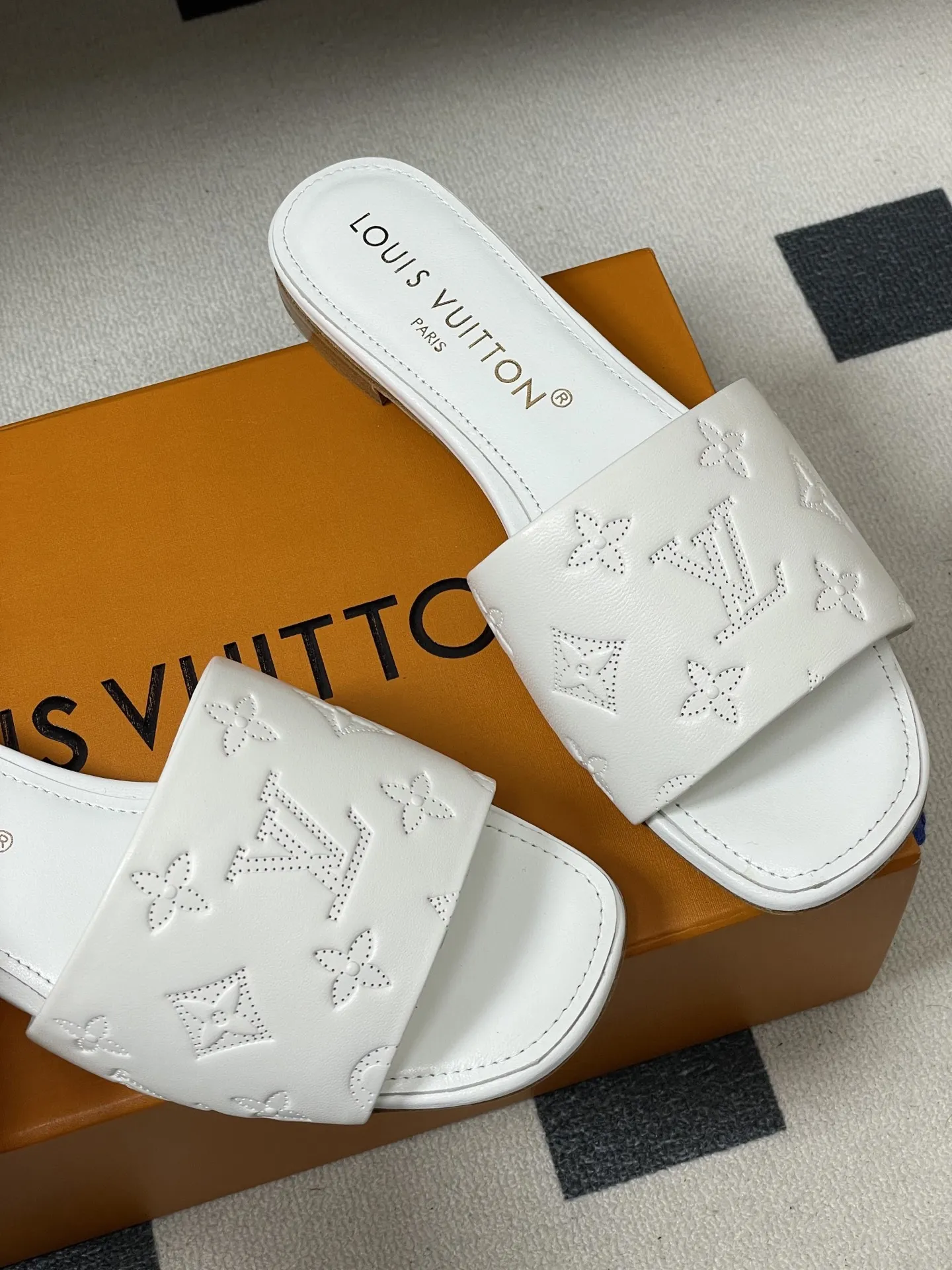 p260- 26Ss春夏新款Louis vuiteeon 路易威登LV 6AM凉拖鞋小猫跟拖鞋字母压印一字带平底拖鞋 本款6AM凉拖取材粒面牛皮革,以饰压印筑LV字母和Monogram花卉,令宽幅鞋面闪烁金属莹泽。妩媚小猫跟和柔软皮革外底完善整体。 鞋面:牛皮 内里垫脚:羊皮 鞋底:意大利真皮大底 跟高:平底/5.5cm 码数:35-39(40.41.42定做不退换)