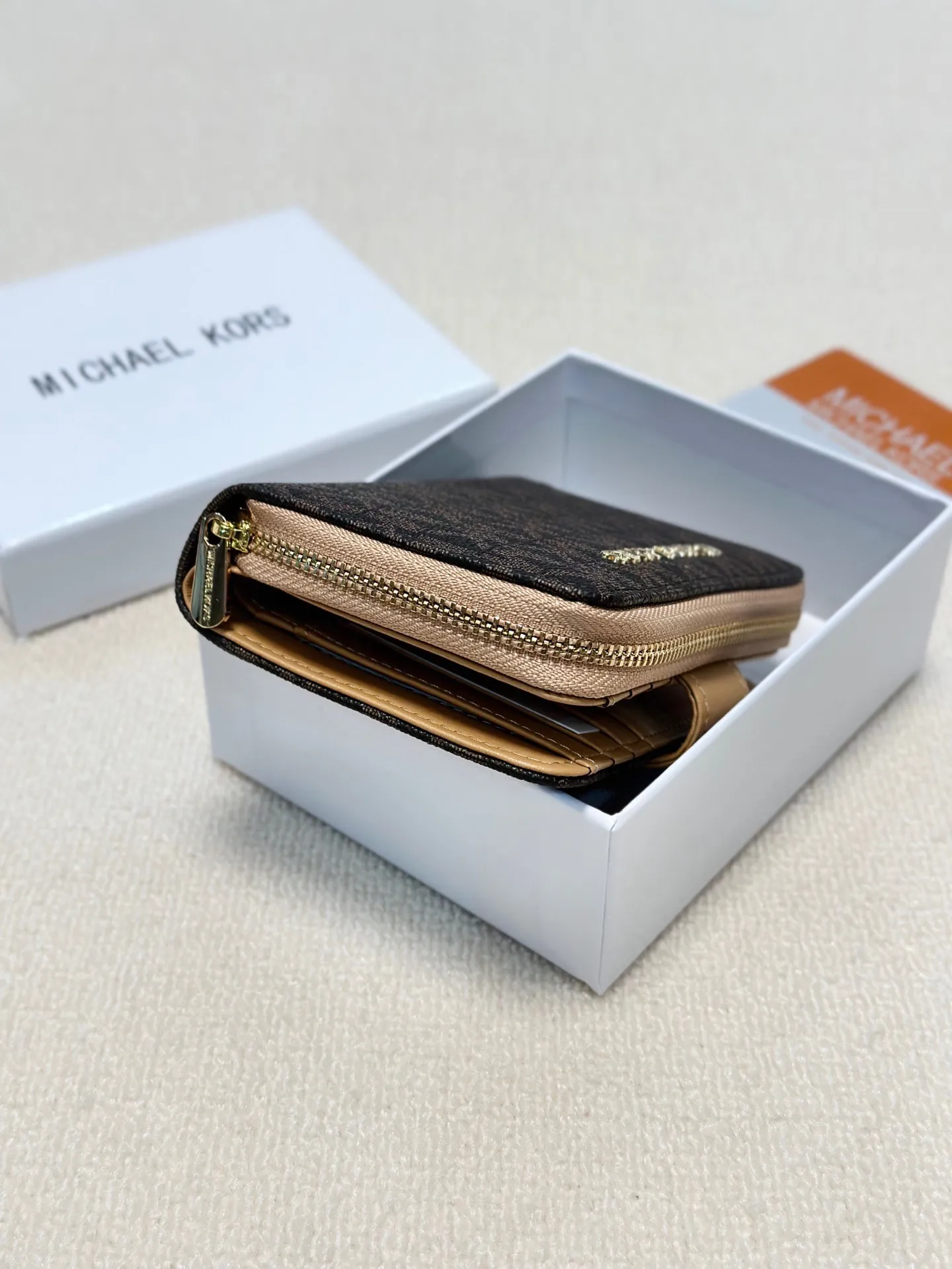 p85🎀🎀颜色 咖🎀尺寸 15x10🎀MK✨优质牛皮🐂中长款手感一流👏时尚设计💋潮版百搭，简约大方，💍卡包钱包两用。