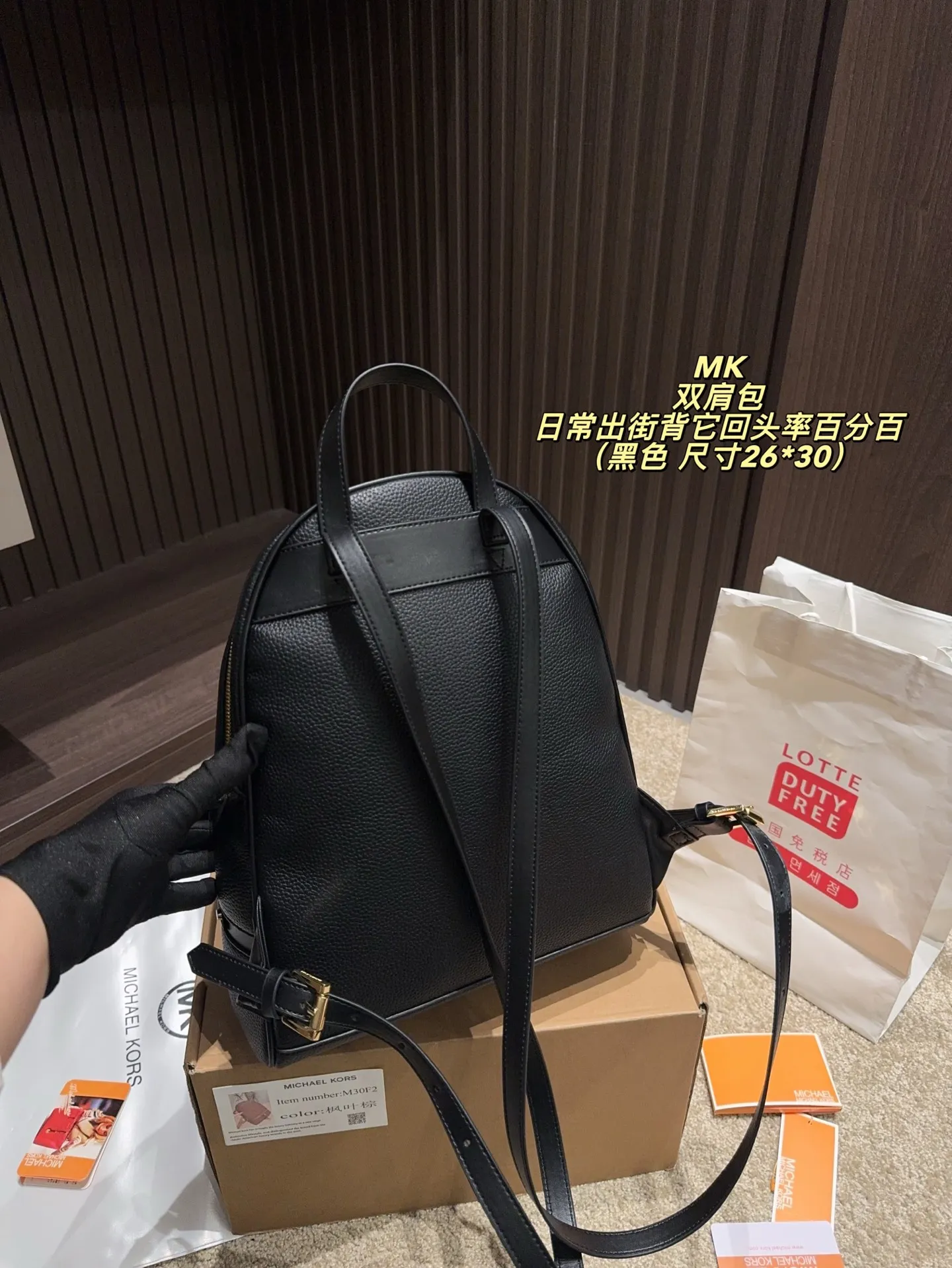 P190配飞机盒⚠️尺寸26*30 MK 双肩包 质感很高级 容量超级大也很耐用 日常出街背它回头率百分百 就是这种随性慵懒感