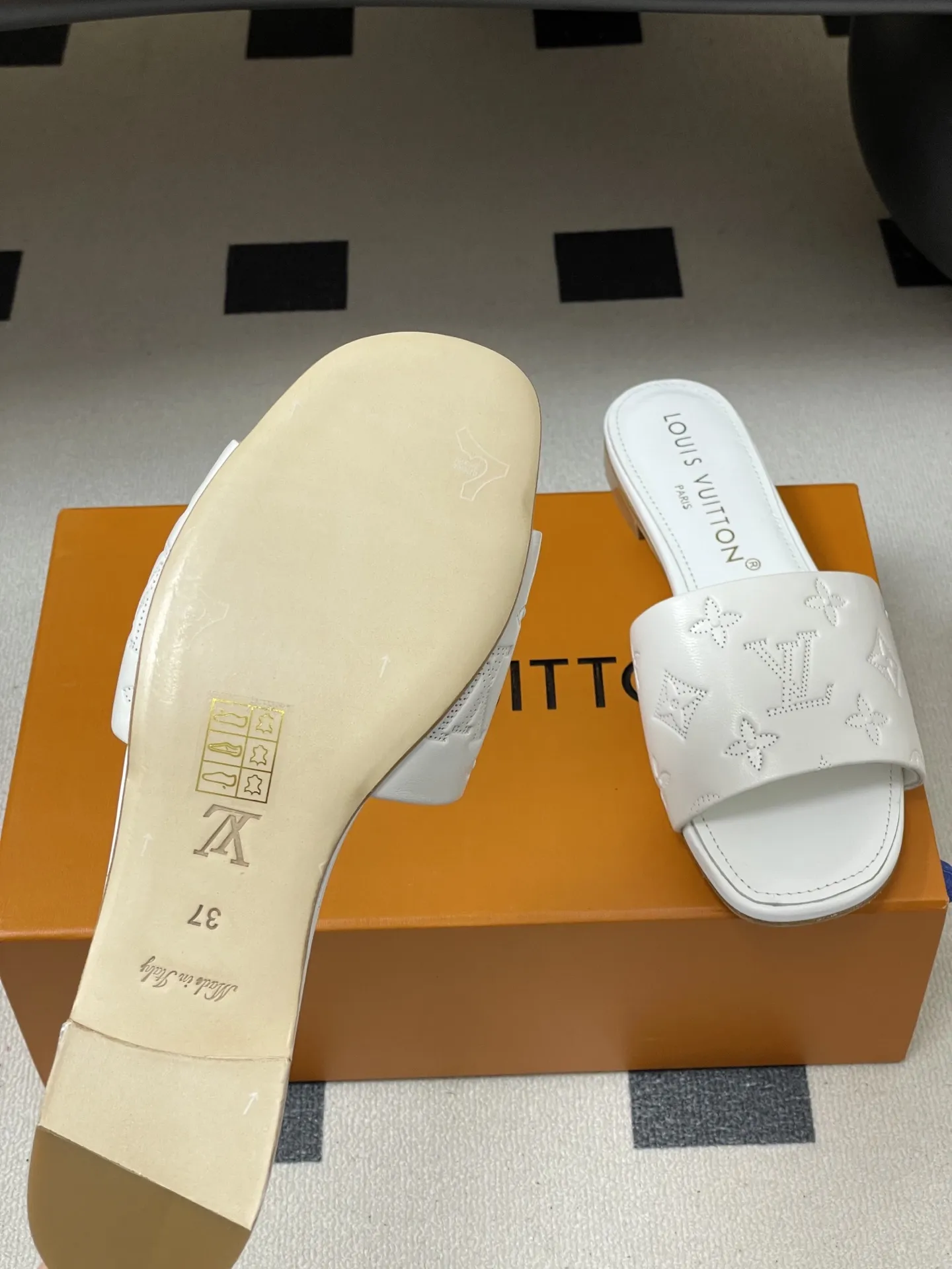 p260- 26Ss春夏新款Louis vuiteeon 路易威登LV 6AM凉拖鞋小猫跟拖鞋字母压印一字带平底拖鞋 本款6AM凉拖取材粒面牛皮革，以饰压印筑LV字母和Monogram花卉，令宽幅鞋面闪烁金属莹泽。妩媚小猫跟和柔软皮革外底完善整体。 鞋面：牛皮 内里垫脚：羊皮 鞋底：意大利真皮大底 跟高：平底/5.5cm 码数：35-39（40.41.42定做不退换）