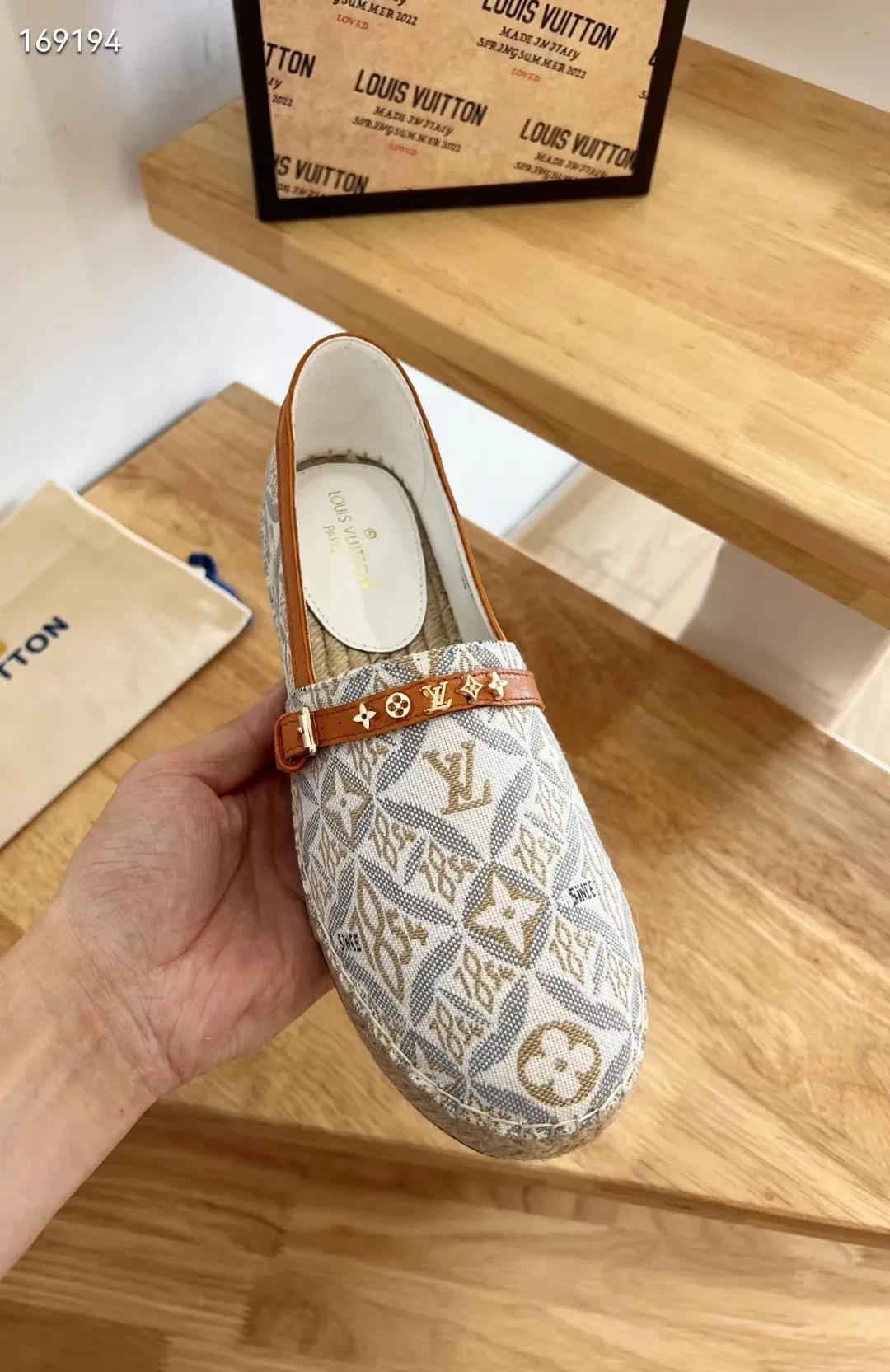 P210、🆕🆕🆕 【Lvui &hellip;&hellip;Vuitton/】顶级代购货，渔夫鞋 ！HK海港城原版购入，原版一比一开发，绝对放心卖！Starboard 平面便鞋取材于丹宁字母印花牛仔布，其LV交织字母花朵标识。传统麻绳编底和橡胶外底提升耐磨性能 &middot;丹宁牛仔布 &middot;麻绳编底 &middot;橡胶外底 &middot;lv字母花朵标识 &middot;意大利制造 &middot;码数35-41