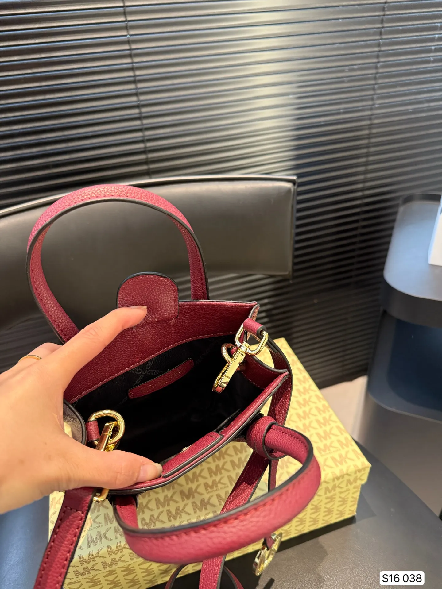 P130 配盒子 MK Mercer mini琴谱包 温柔百搭的颜色,很精致,超级可爱,适合小女生背~包包看起来很小但是容量刚好够用,女生出去逛街补妆的化妆品、钥匙手机都可以放进去。 尺寸:15 17 货号038