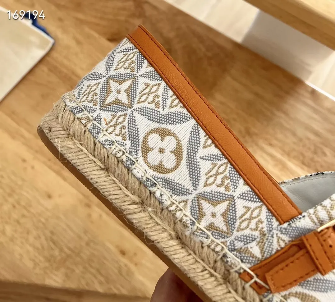 P210、🆕🆕🆕 【Lvui &hellip;&hellip;Vuitton/】顶级代购货，渔夫鞋 ！HK海港城原版购入，原版一比一开发，绝对放心卖！Starboard 平面便鞋取材于丹宁字母印花牛仔布，其LV交织字母花朵标识。传统麻绳编底和橡胶外底提升耐磨性能 &middot;丹宁牛仔布 &middot;麻绳编底 &middot;橡胶外底 &middot;lv字母花朵标识 &middot;意大利制造 &middot;码数35-41