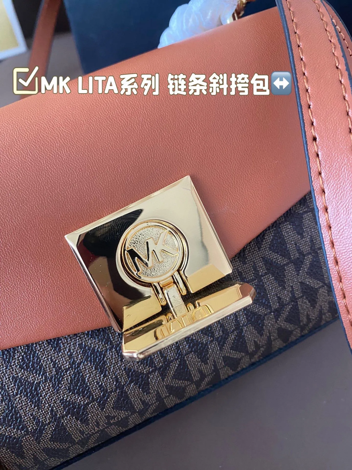 P145 配折叠盒子 MK LITA系列 链条斜挎包 MK LITA 系列迷你小包包～简直太好看了吧 这么多颜色总有一款适合你的 新款包型的设计，整体更加精致柔美 链条的设计，增添不少温柔魅力 关键包包容量真的太可了~ 尺寸：20*12