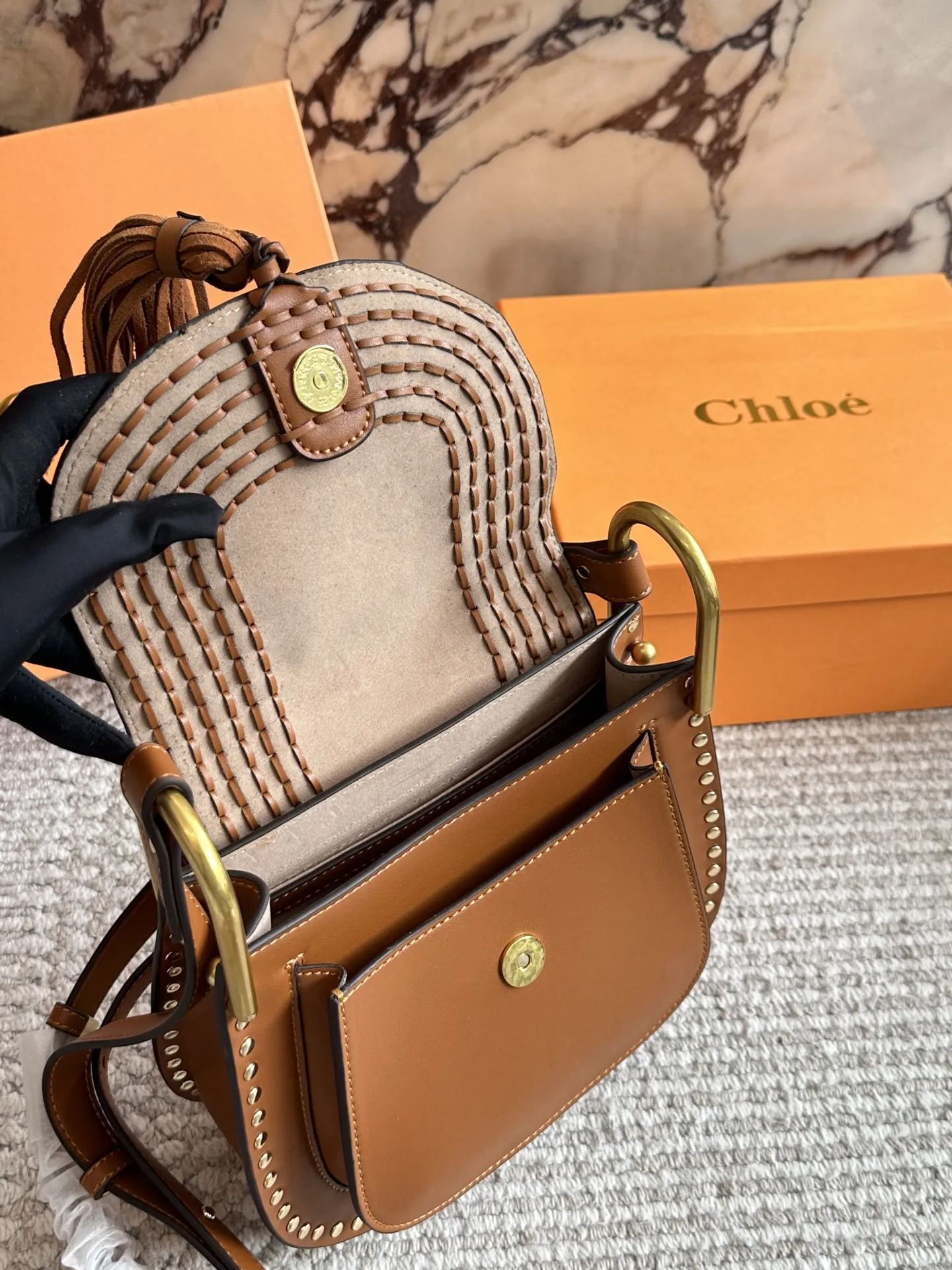 💰180 配盒 size:23*22cm Chloe的马鞍包 翻毛皮/流苏/铆钉/马蹄扣 融入时髦的元素! 复古🈶️高级!