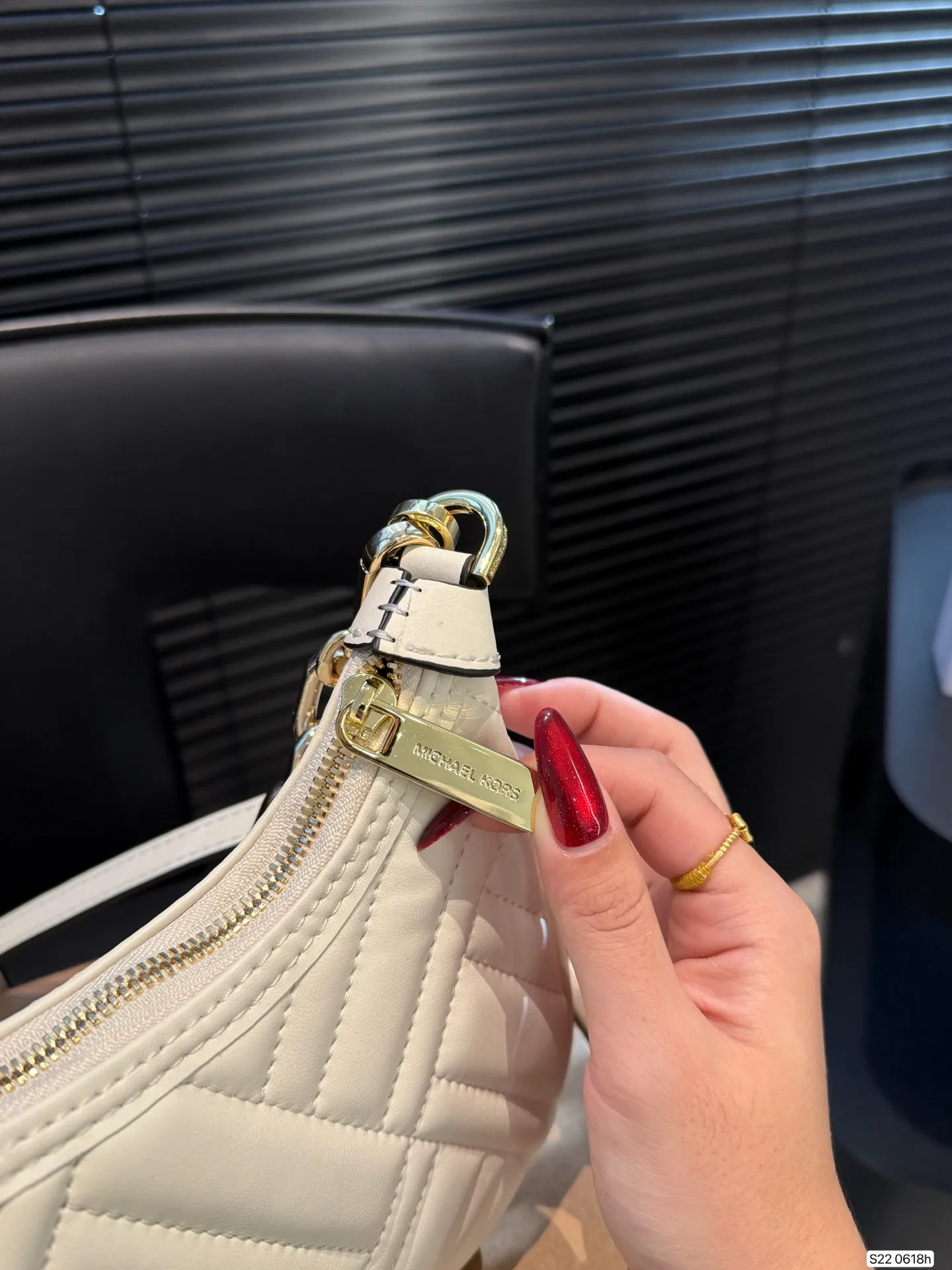 P160 配盒 MK腋下包 简单百搭 颜值高 日常出街首选 潮酷时尚女孩必入款 尺寸:22 12.5 货号0618