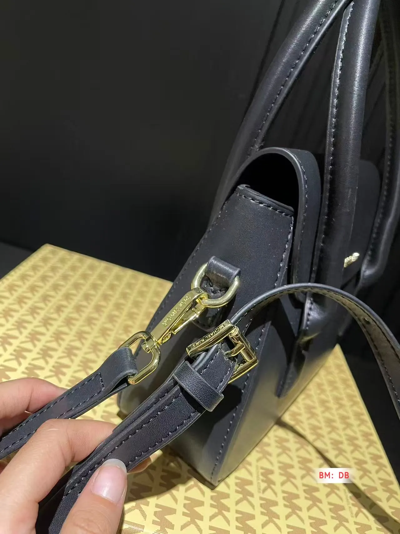 💰135 配盒 MK 新款手提包 这款复古包就很好看啊！无论从设计还是皮质上都很合我心！容量不容小觑，很能装！姐妹们买起来！尺寸：18*18