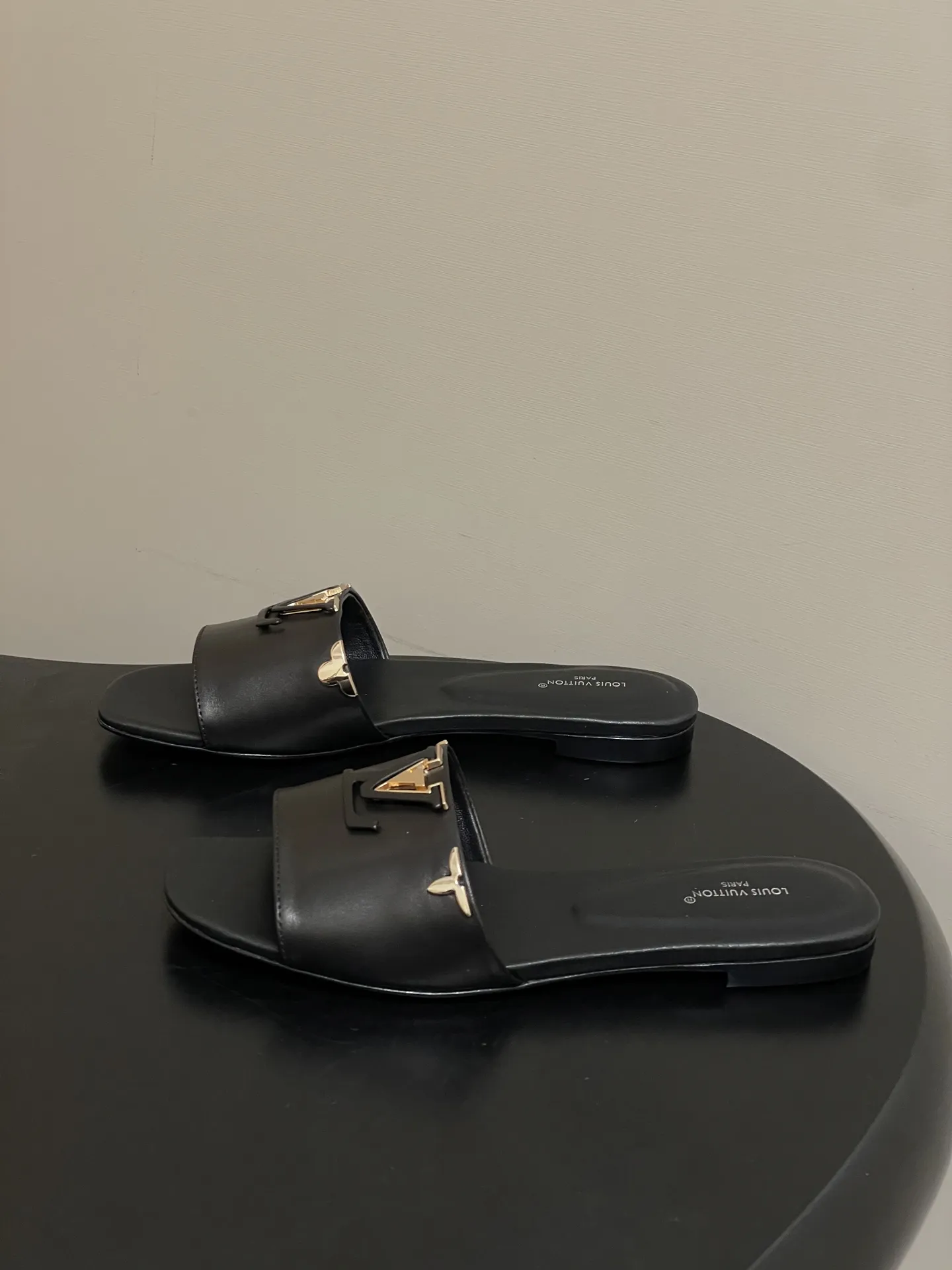 p260- 经典款Louis vuitteon路易威登 Lv Isola凉拖鞋系列经典字母logo大扣一字带粗跟拖鞋五金扣平底凉拖鞋 LV Isola穆勒凉拖，选用优质小牛皮，搭配金属LV Logo，简约又超有辨识度！木质粗跟设计，舒适又时髦，日常通勤、休闲都能轻松驾驭。开放式鞋面，夏天穿超透气，白色百搭，裙装裤装随心搭配，轻松get高级感穿搭风格！ 这款拖鞋展示的是一种轻松而优雅的风格，由柔软的小牛皮制成。这款型号以其宽大的鞋面而闻名，上面点缀着部分皮革覆盖的品牌配件，加以精致而耐用的皮革大底完成了这一设计！ 鞋面：定制小牛皮 内里垫脚：羊皮 跟高：平底/4.5cm 鞋底：意大利真皮大底 码数：35-39（40.41.42定做不退换）