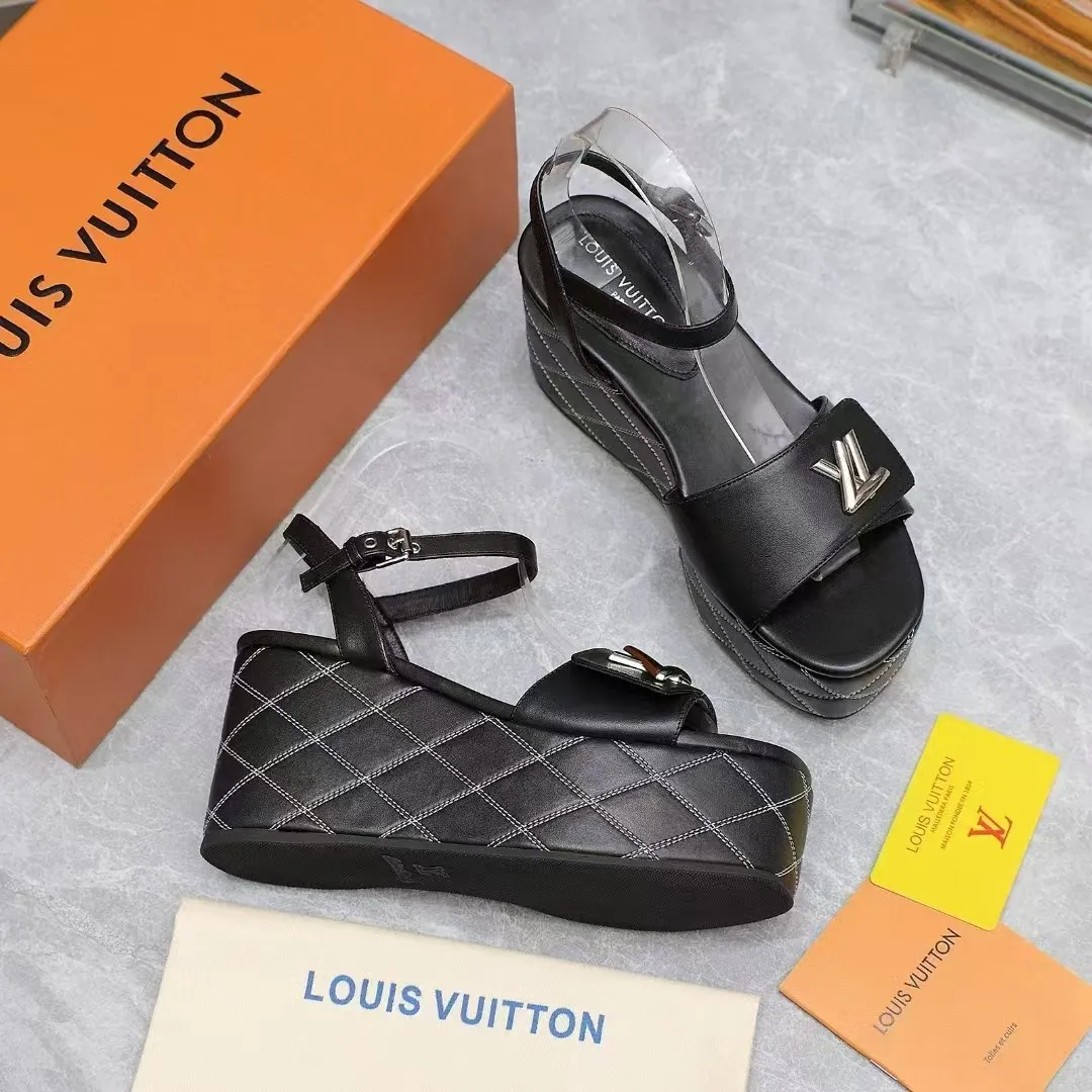 🔥🔥🔥顶级版本260💰💰 💯💯💯Lv最新恨天高 坡跟水台凉鞋 ⚡️2025夏季最新款Louis Vuitton/路易威登女款LV字母高跟凉鞋,此款V家凉鞋背面的Shake开放式臀部设计由进口小牛皮制成,大胆设计的色彩呈现,完美提升其现代线条,以其标志性的V行宽跟和带有品牌字母的精致细节而著称,灵感来自Twist包的标志性开舍,永恒的路易威登签名优雅 2025夏季女神们的夏季必备款, 原版复刻,脚感超舒适。尽显女王气质 鞋面:进口小牛软皮+LV字母装饰, 内里:进口羊皮 垫脚:进口羊皮垫脚, 大底:原版开模TPR大底 跟高:9CM 标准码:35-42(41 42码订做 不退不换) 配原版抽屉盒