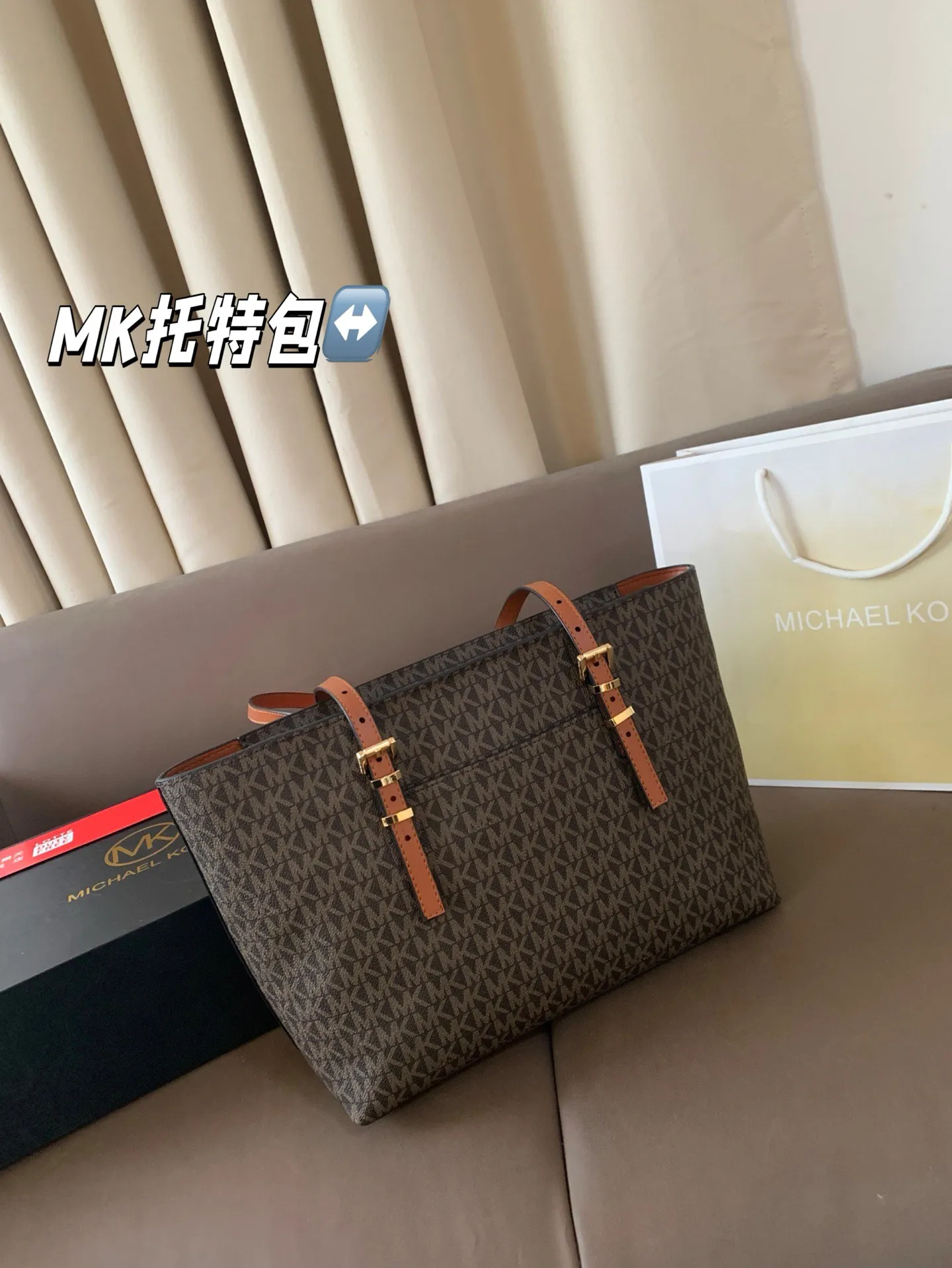 P180 配盒子 MK托特 超适合秋冬背的MK包包 MK万年耐看老花包，托特包 经典爆 的色系包型，完全不会老气!! 经典百搭，日常通勤超适合，颜值和质感都拉满了!绝美的包包配上大空间的容量 尺寸：30*24
