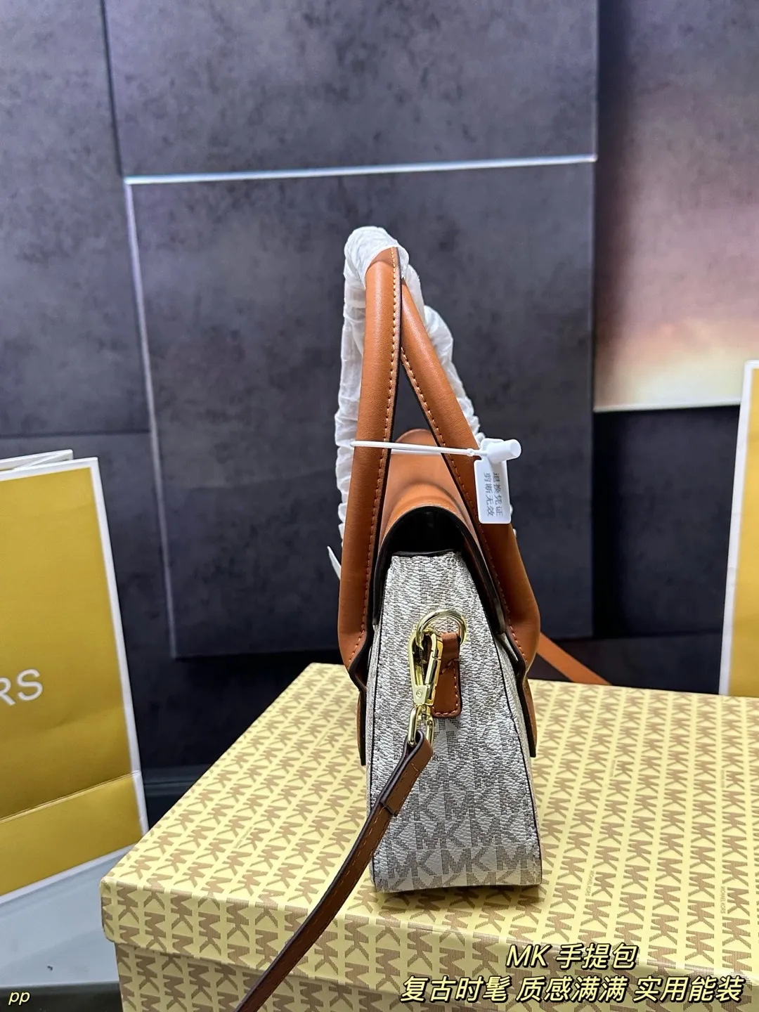 P135 配盒 MK 新款手提包 全新设计的可调节式肩带，大大的增加了使用的便利性！尺寸可容纳随身物品！容量不容小觑，很能装！ 尺寸：23*17CM