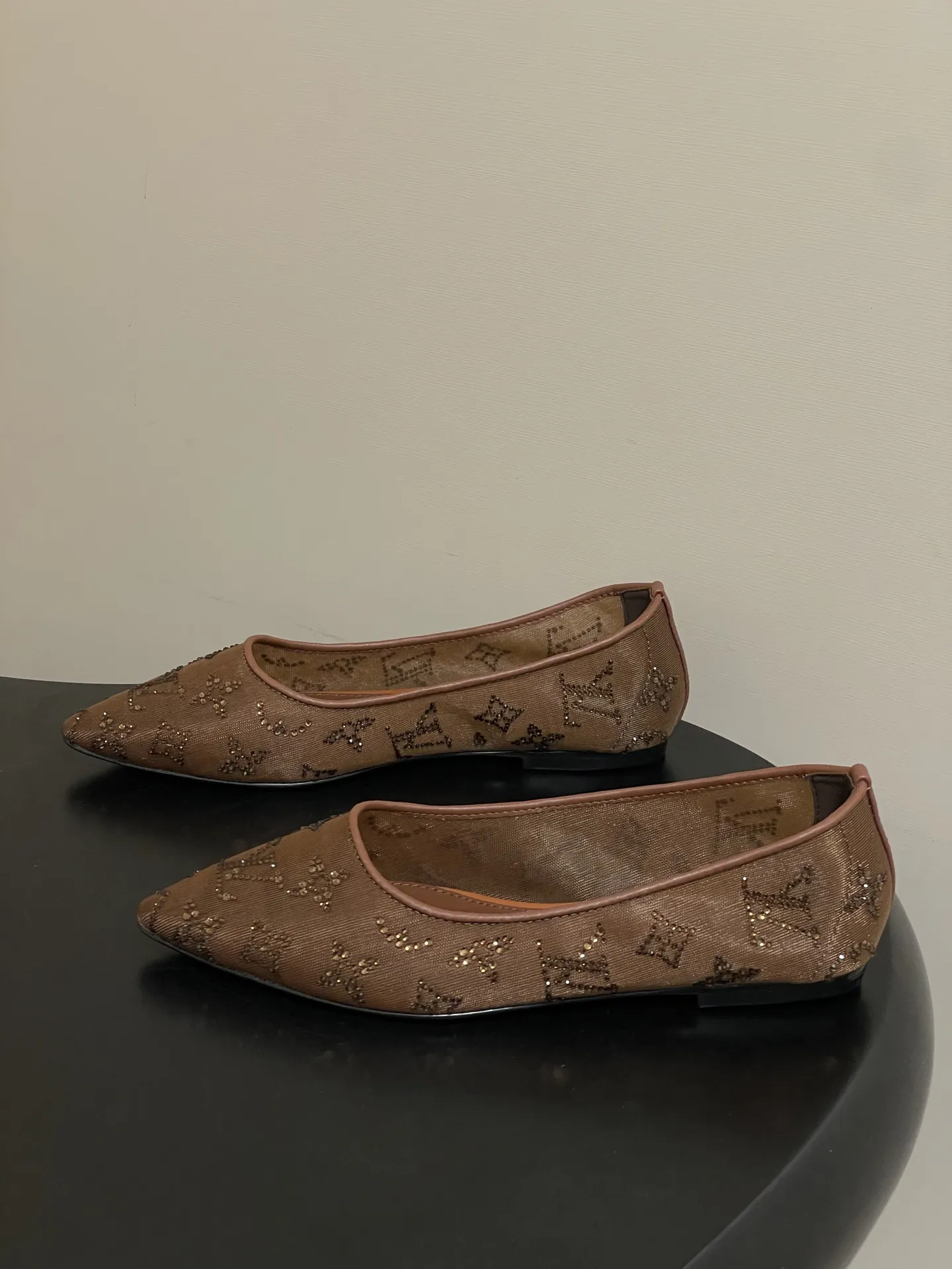 p260- 25ss夏季新款 LOUIS VUITTON 路易威登 LV 网纱钻面仙女鞋网面烫钻平底单鞋 Bing...Bling...✨网纱水晶钻&bull; 鞋面采用了透气的网纱材质，这种材质不仅能让脚部在穿着时保持相对透气舒适，同时也让鞋面上的水钻装饰更加醒目亮眼；内里羊皮，贴合脚部肌肤，提升穿着的舒适体验！ 尖头的设计能够拉长脚部线条，让脚部看起来更加纤细优雅，平底的设定则保证了穿着时的舒适度与行走的便利性，适合日常长时间穿着或者搭配较为正式、休闲的服装造型。 鞋面：定制网面镶烫澳洲水钻 内里垫脚：羊皮 鞋底：意大利A级真皮大底 跟高：平底/8.5cm 码数：35-39（40.41定做不退换）