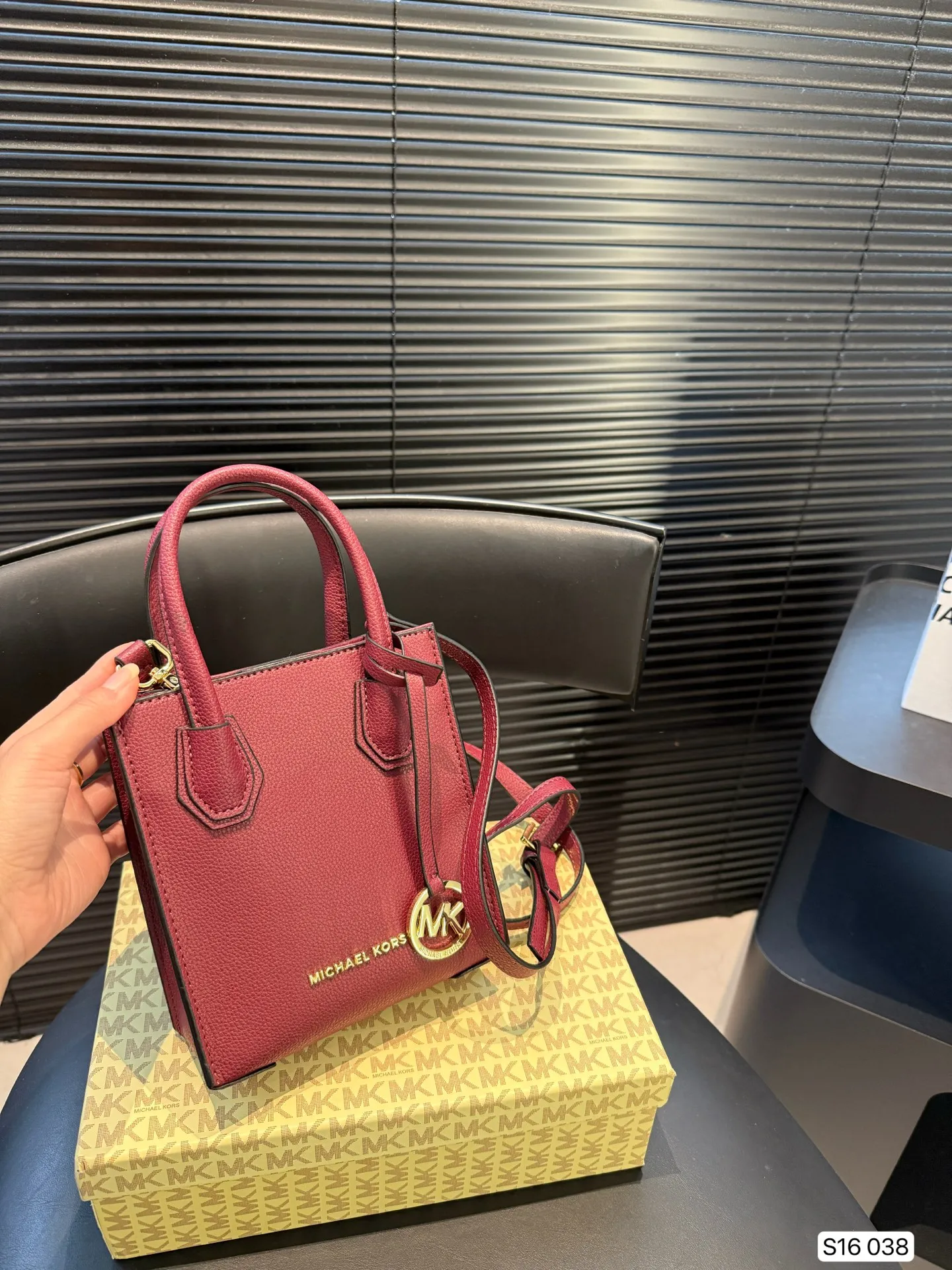 P130 配盒子 MK Mercer mini琴谱包 温柔百搭的颜色，很精致，超级可爱，适合小女生背~包包看起来很小但是容量刚好够用，女生出去逛街补妆的化妆品、钥匙手机都可以放进去。 尺寸：15 17 货号038